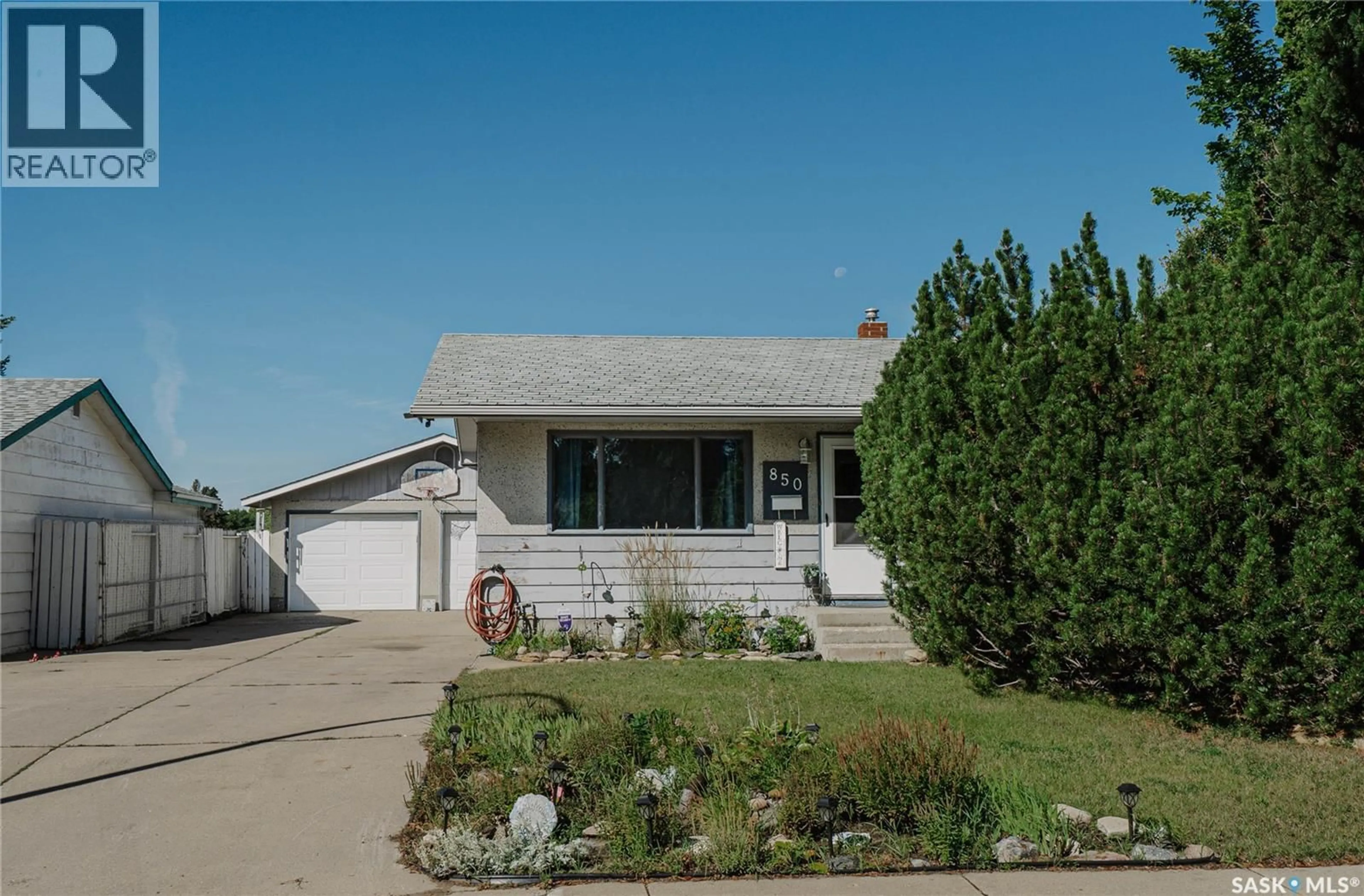 Home with vinyl exterior material, street for 850 EAST CENTRE, Saskatoon Saskatchewan S7J2Z7