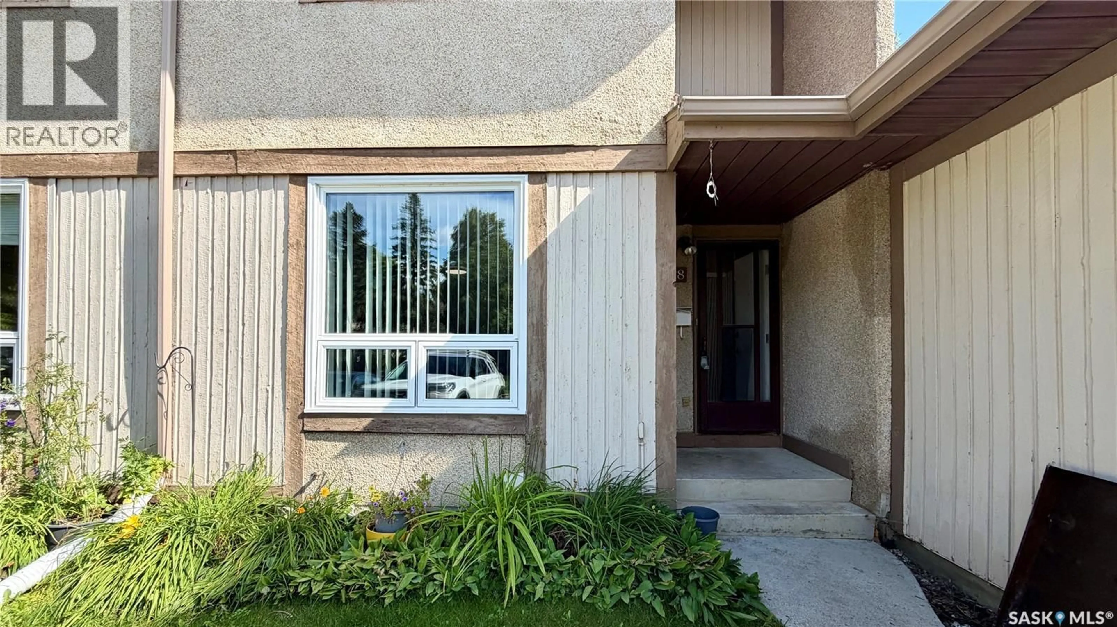 Indoor foyer for 1128 - 128 MCKERCHER DRIVE, Saskatoon Saskatchewan S7H4Y7
