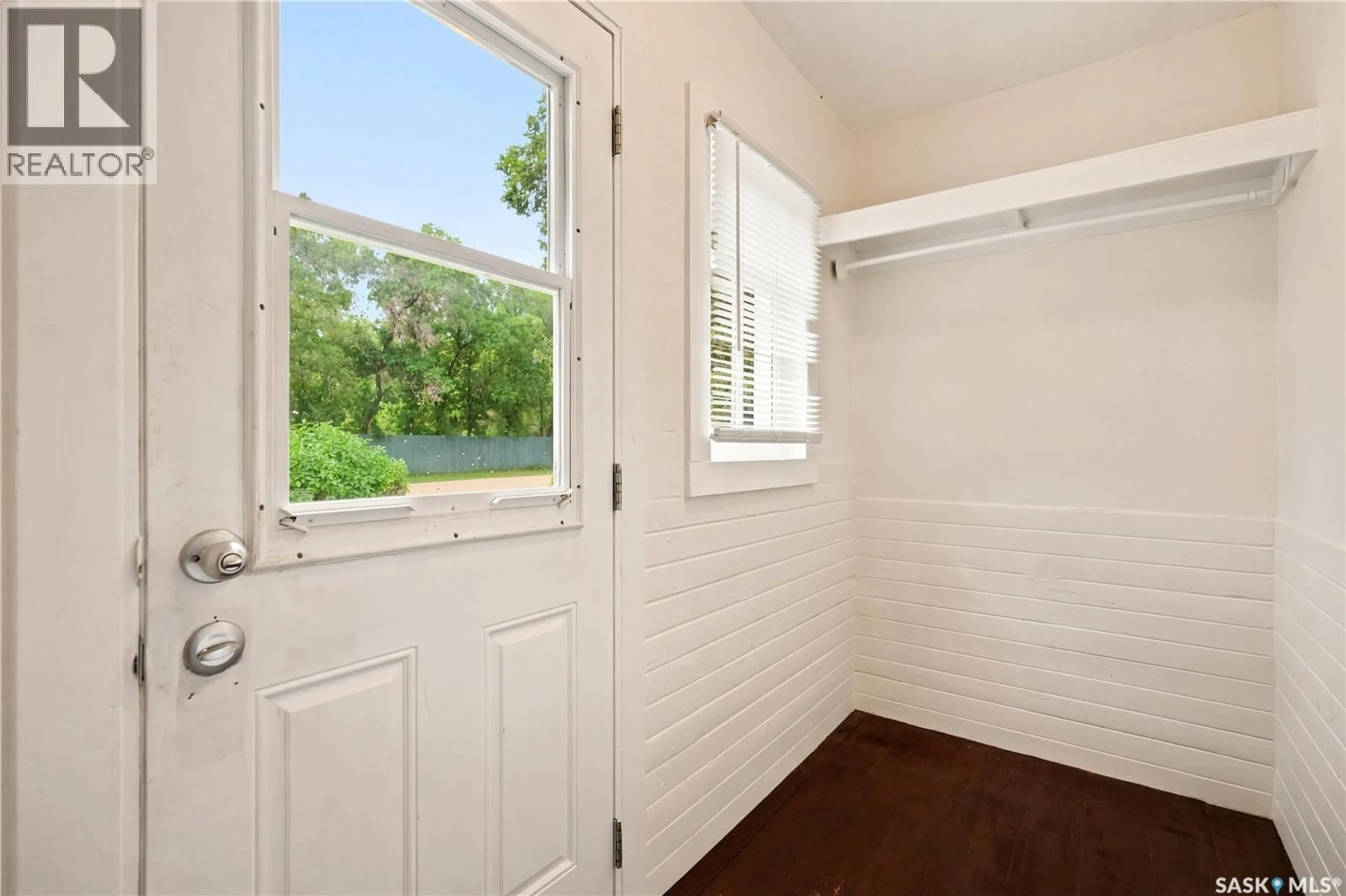 Indoor entryway for 140 1ST AVENUE, Chaplin Saskatchewan S0H0V0