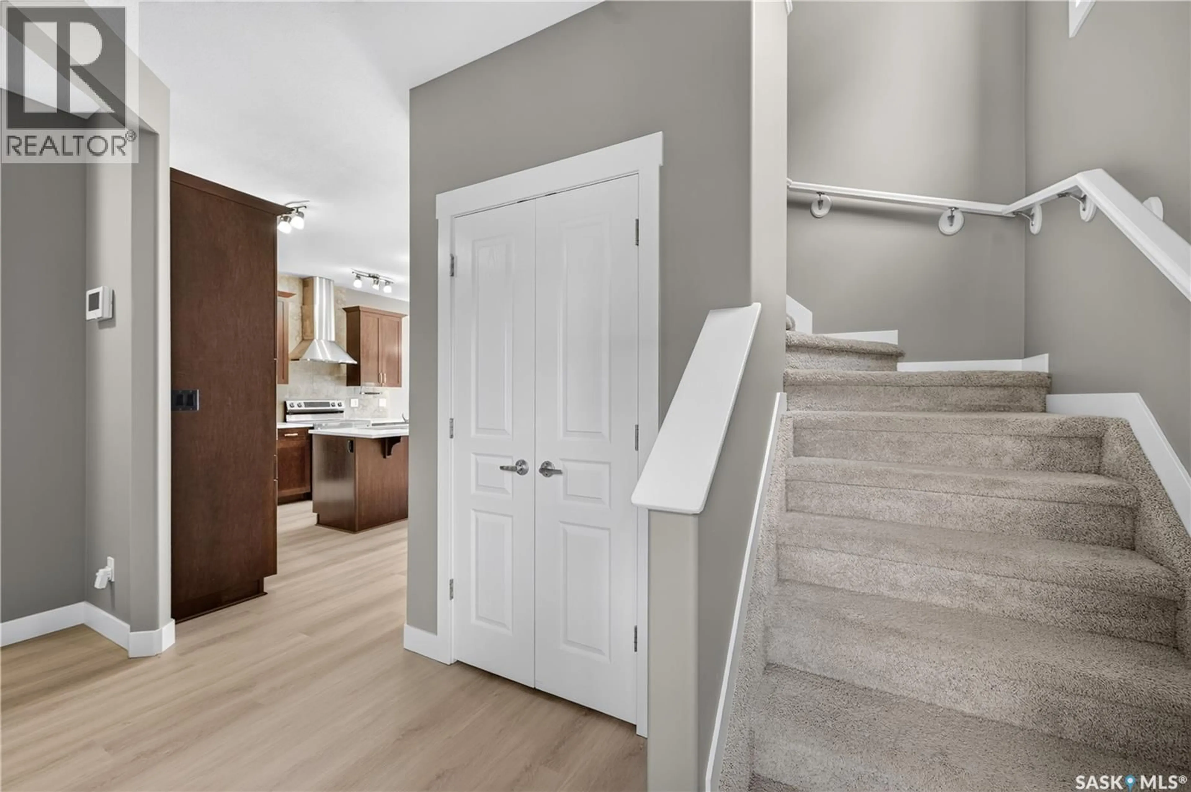 Indoor entryway for 3017 ELGAARD DRIVE, Regina Saskatchewan S4X0K3