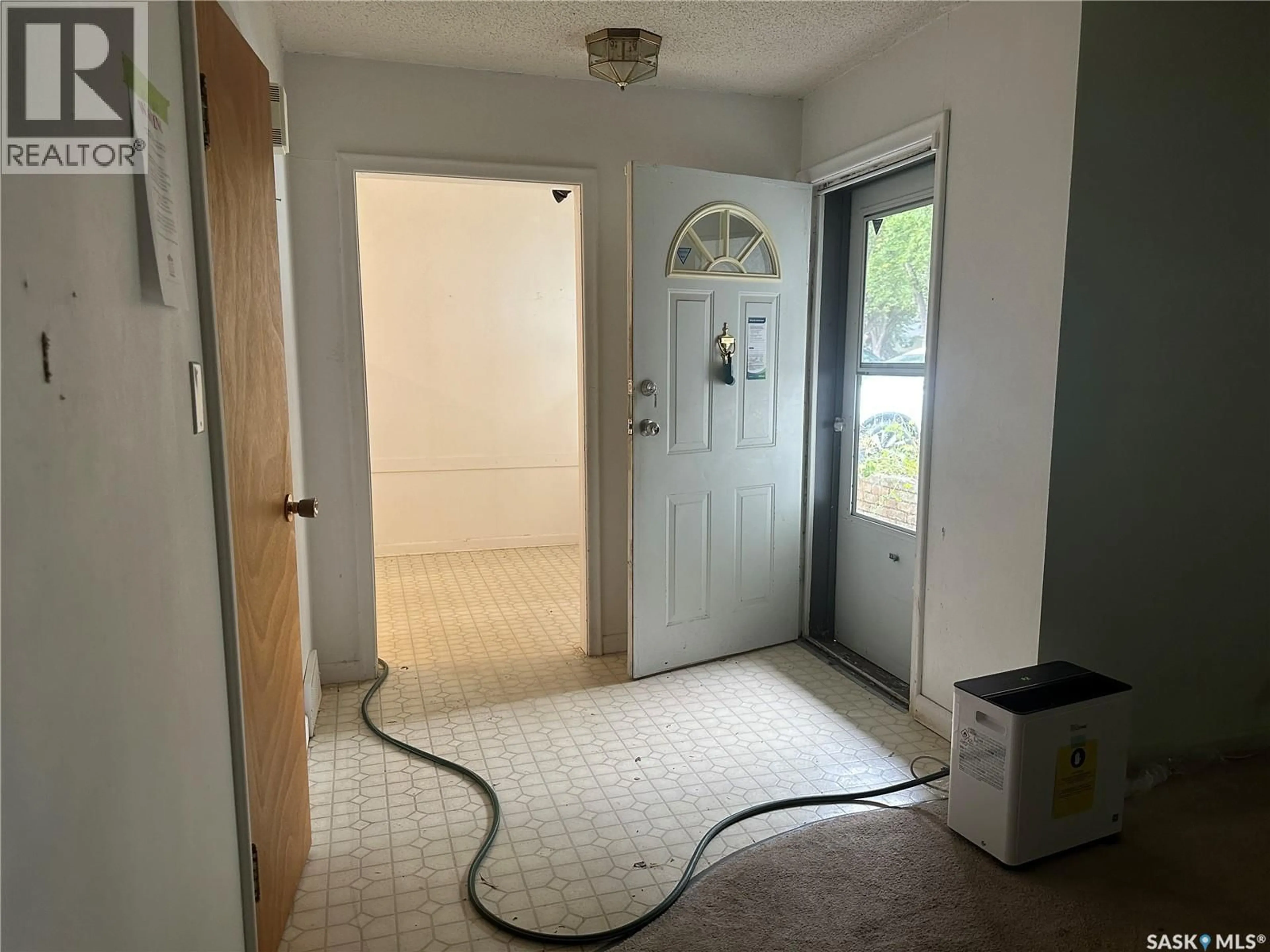 Indoor entryway for 515 9TH STREET, Weyburn Saskatchewan S4H1G2