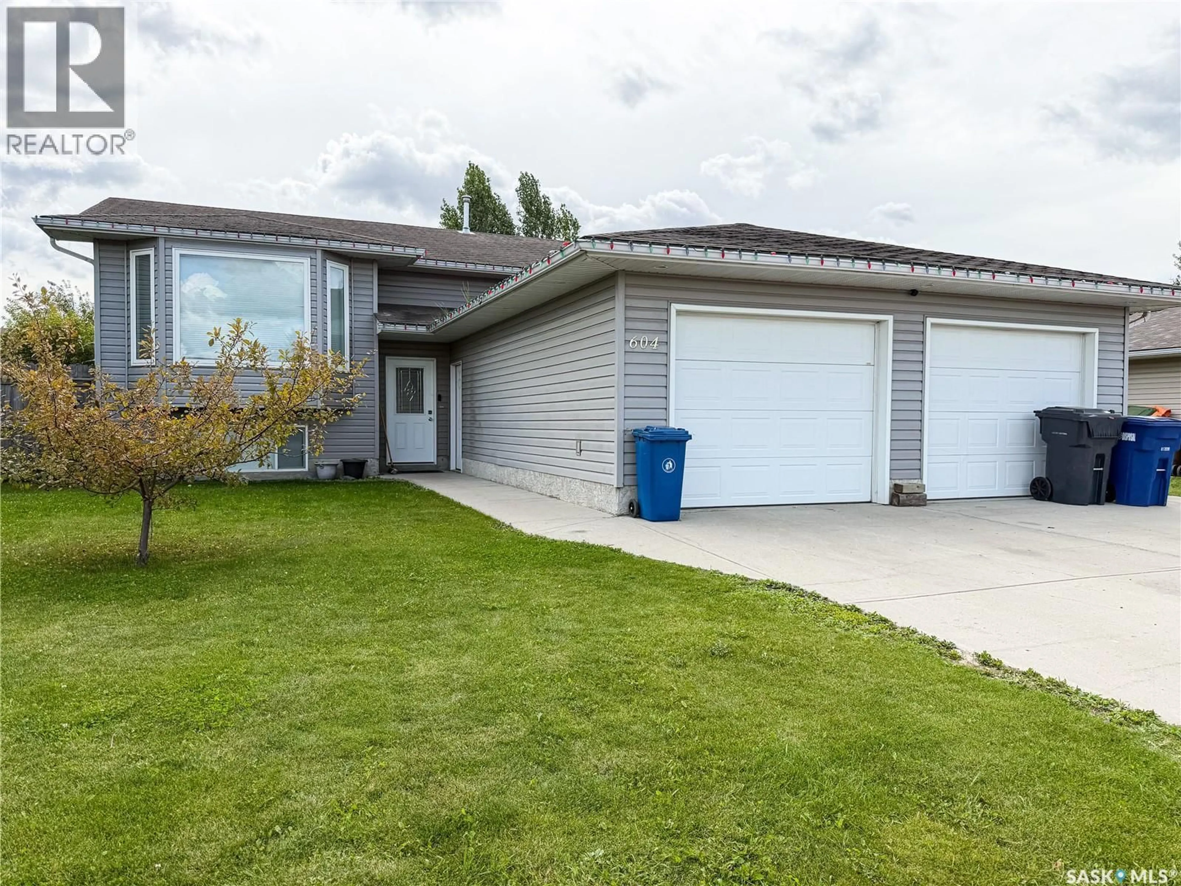 Home with vinyl exterior material, street for 604 7TH AVENUE, Meadow Lake Saskatchewan S9X1B1