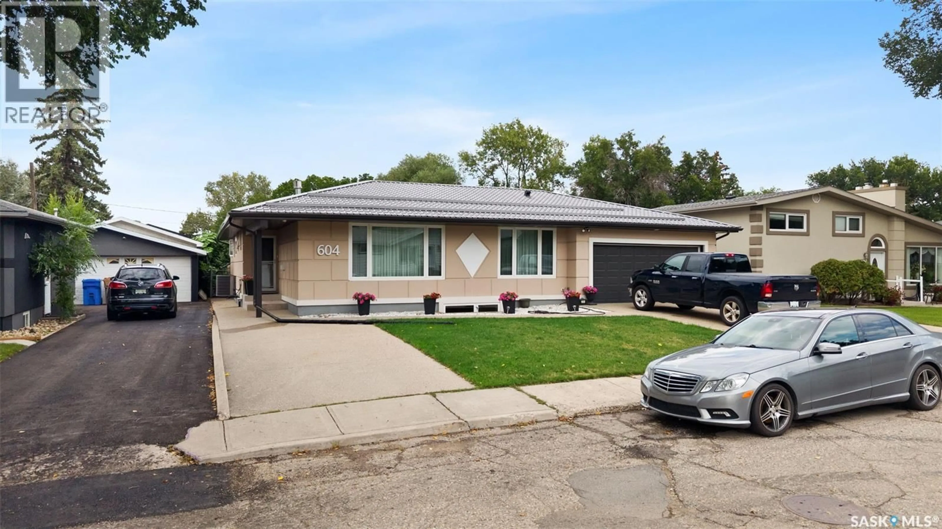 Home with vinyl exterior material, street for 604 INVER CRESCENT, Regina Saskatchewan S4N2K6