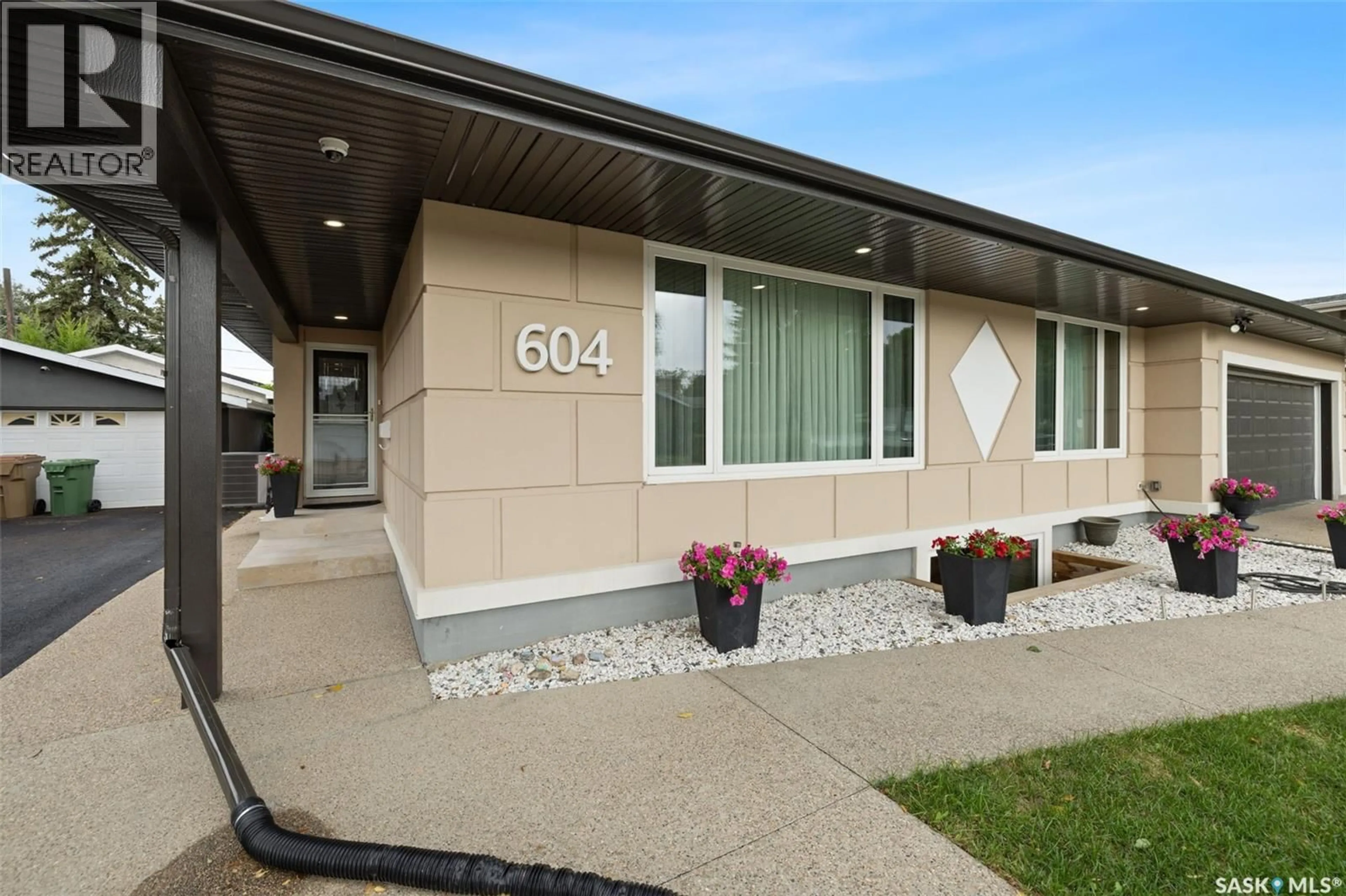 Home with vinyl exterior material, street for 604 INVER CRESCENT, Regina Saskatchewan S4N2K6