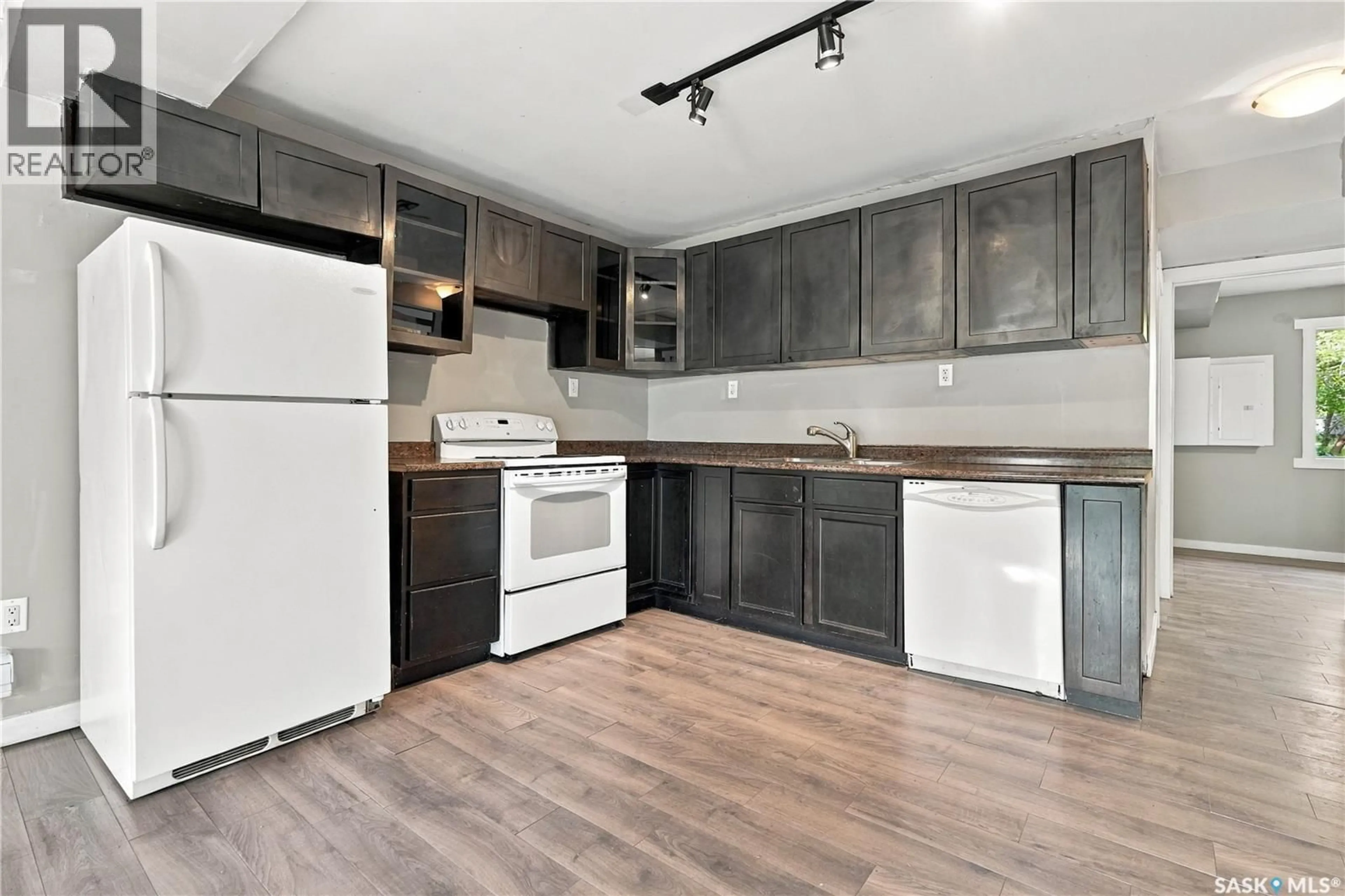 Standard kitchen, wood/laminate floor for 916 ATHOL STREET, Regina Saskatchewan S4T3B7