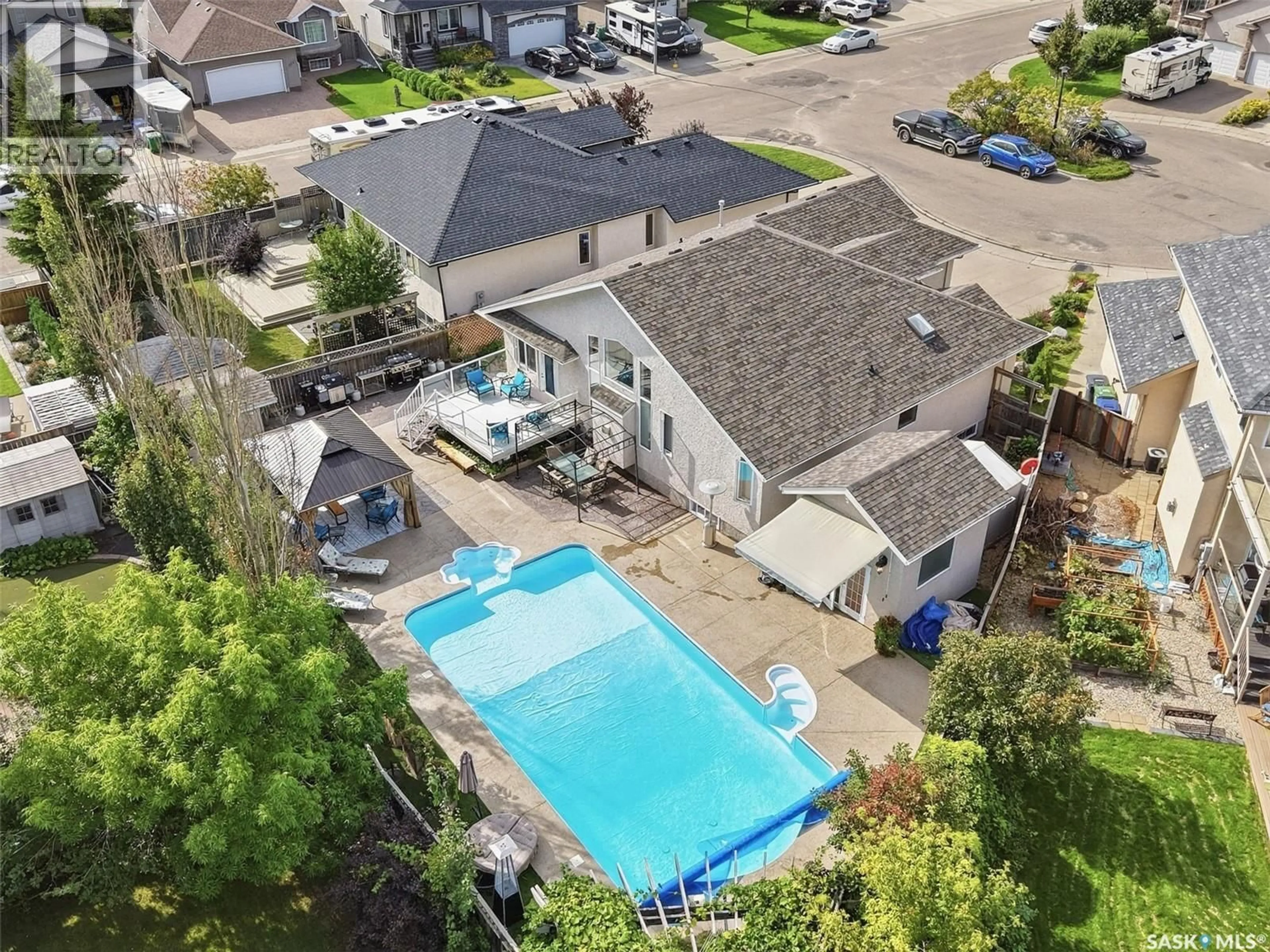 A pic from outside/outdoor area/front of a property/back of a property/a pic from drone, water/lake/river/ocean view for 522 BELLMONT BAY, Saskatoon Saskatchewan S7V1K4