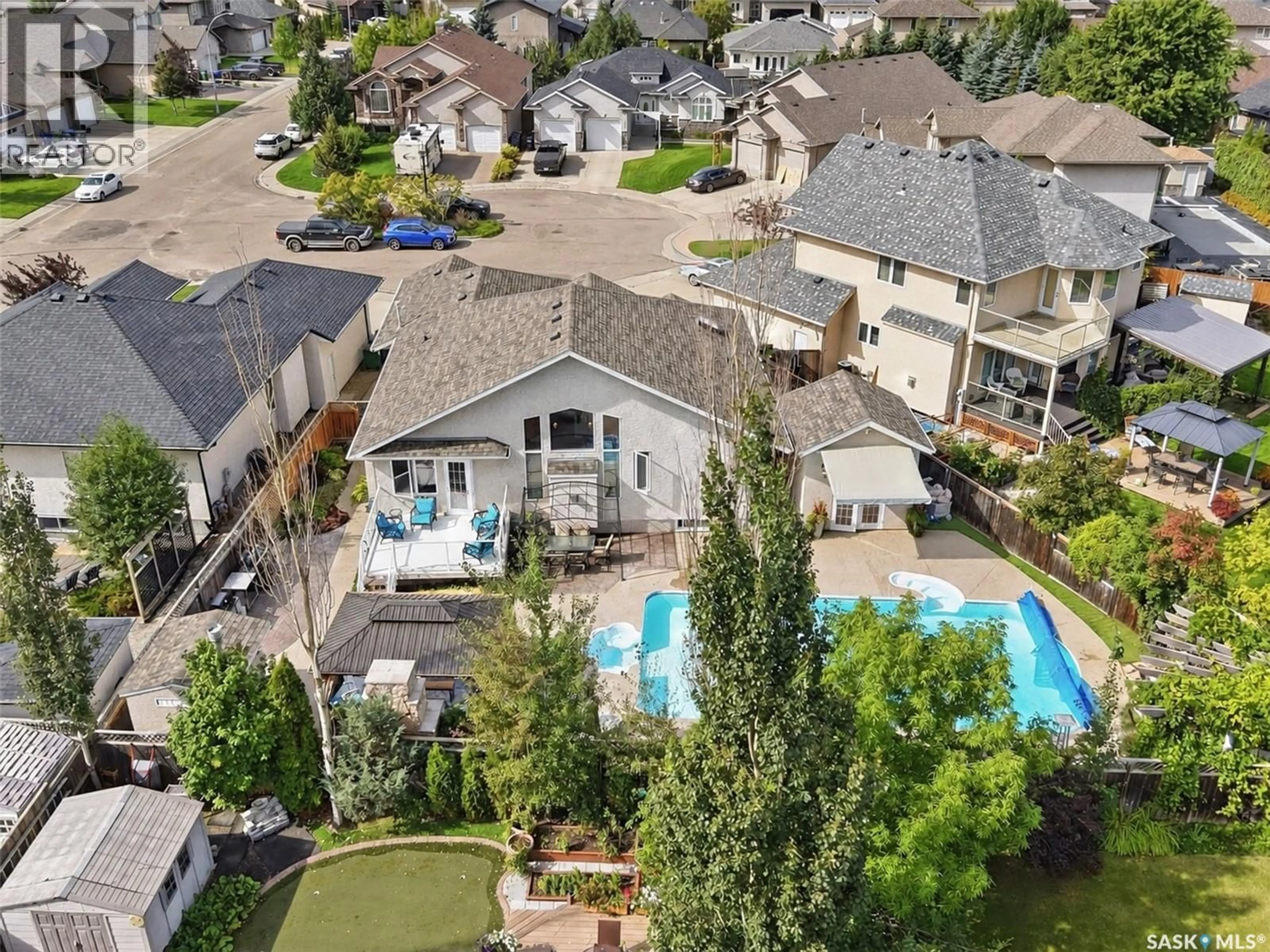 A pic from outside/outdoor area/front of a property/back of a property/a pic from drone, unknown for 522 BELLMONT BAY, Saskatoon Saskatchewan S7V1K4