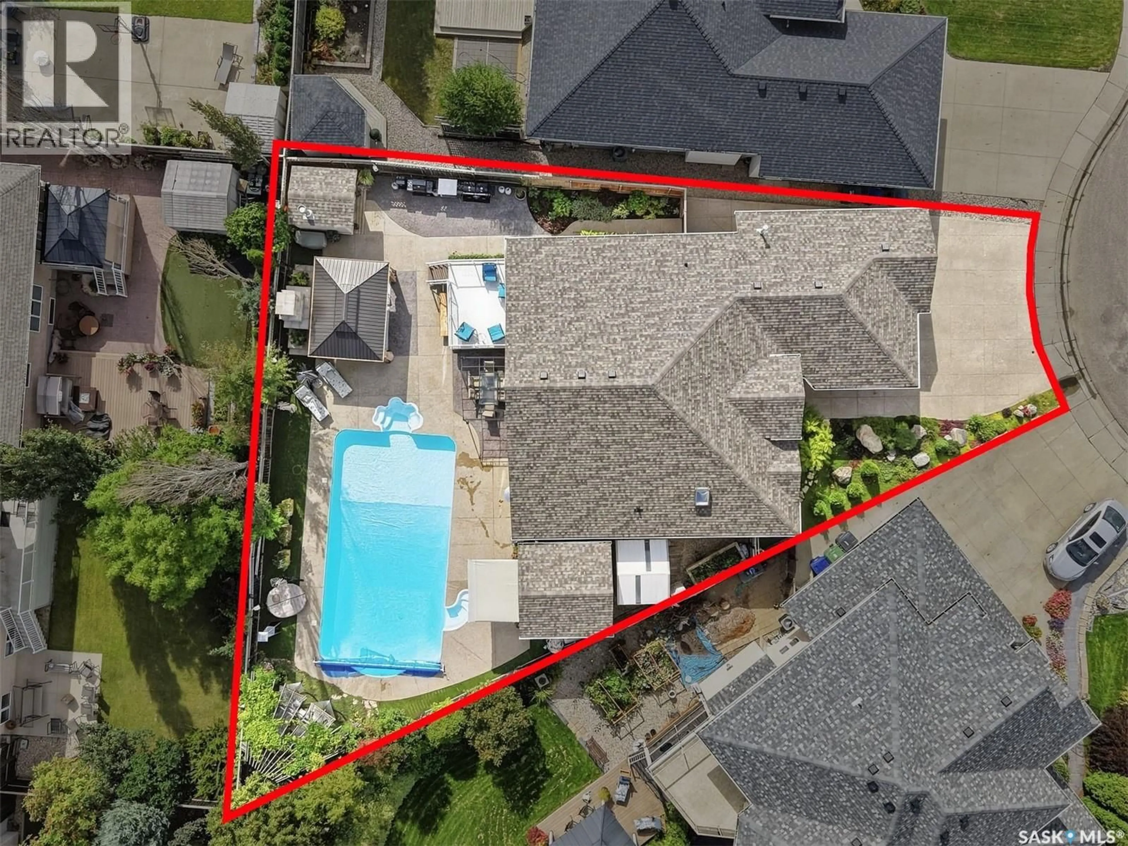 A pic from outside/outdoor area/front of a property/back of a property/a pic from drone, street for 522 BELLMONT BAY, Saskatoon Saskatchewan S7V1K4