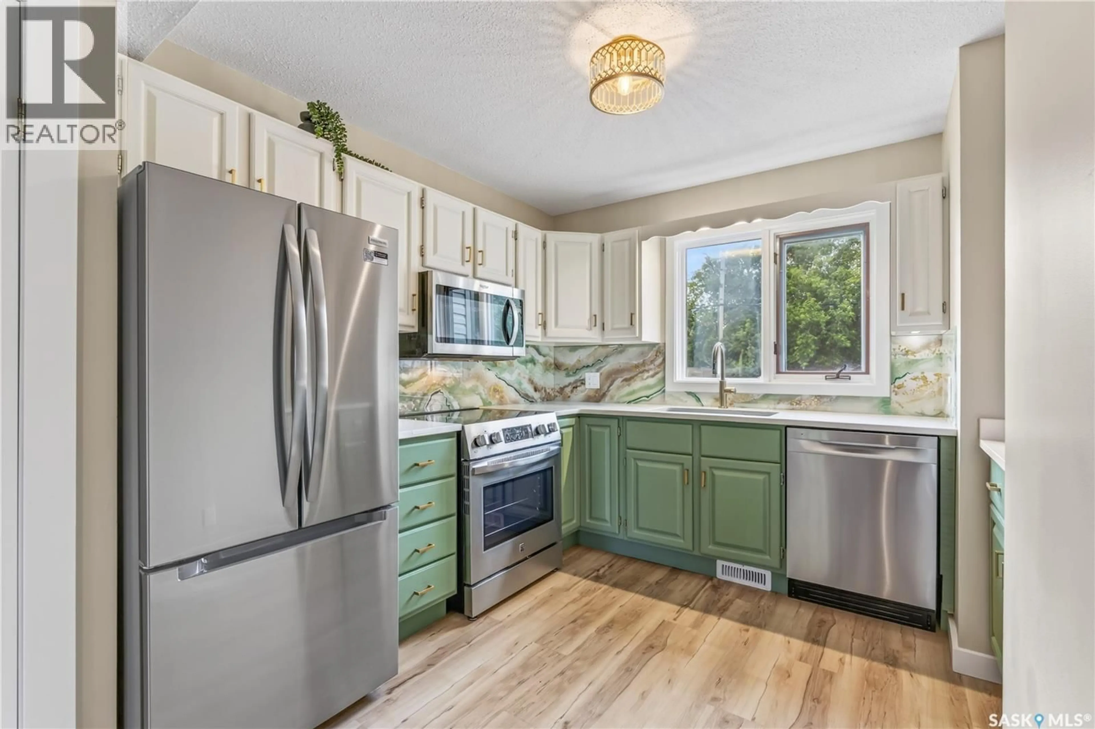 Open concept kitchen, ceramic/tile floor for 309 7TH AVENUE, Humboldt Saskatchewan S0K2A0