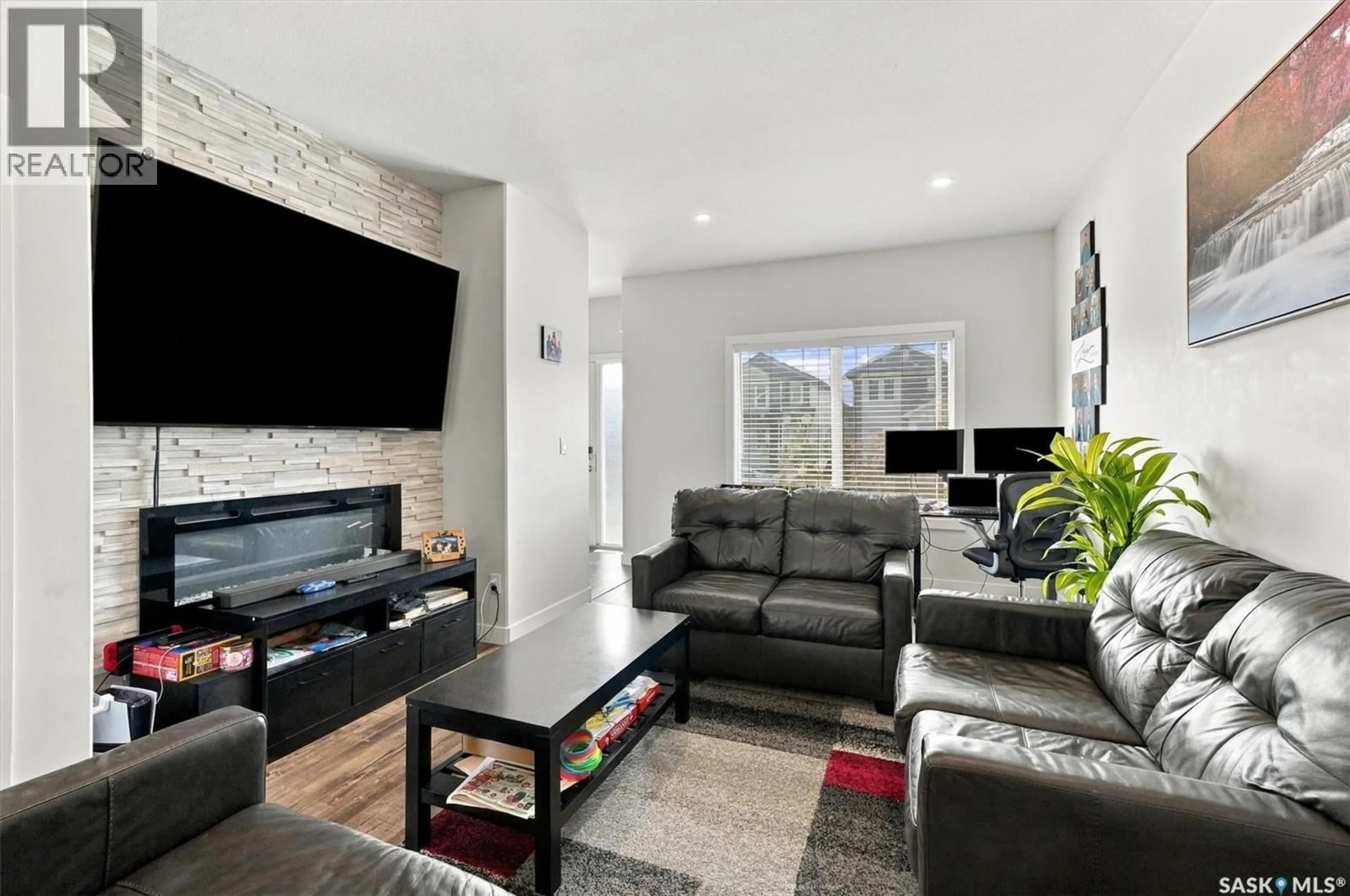Living room with furniture, unknown for 661 FEHEREGYHAZI BOULEVARD, Saskatoon Saskatchewan S7W0Z4