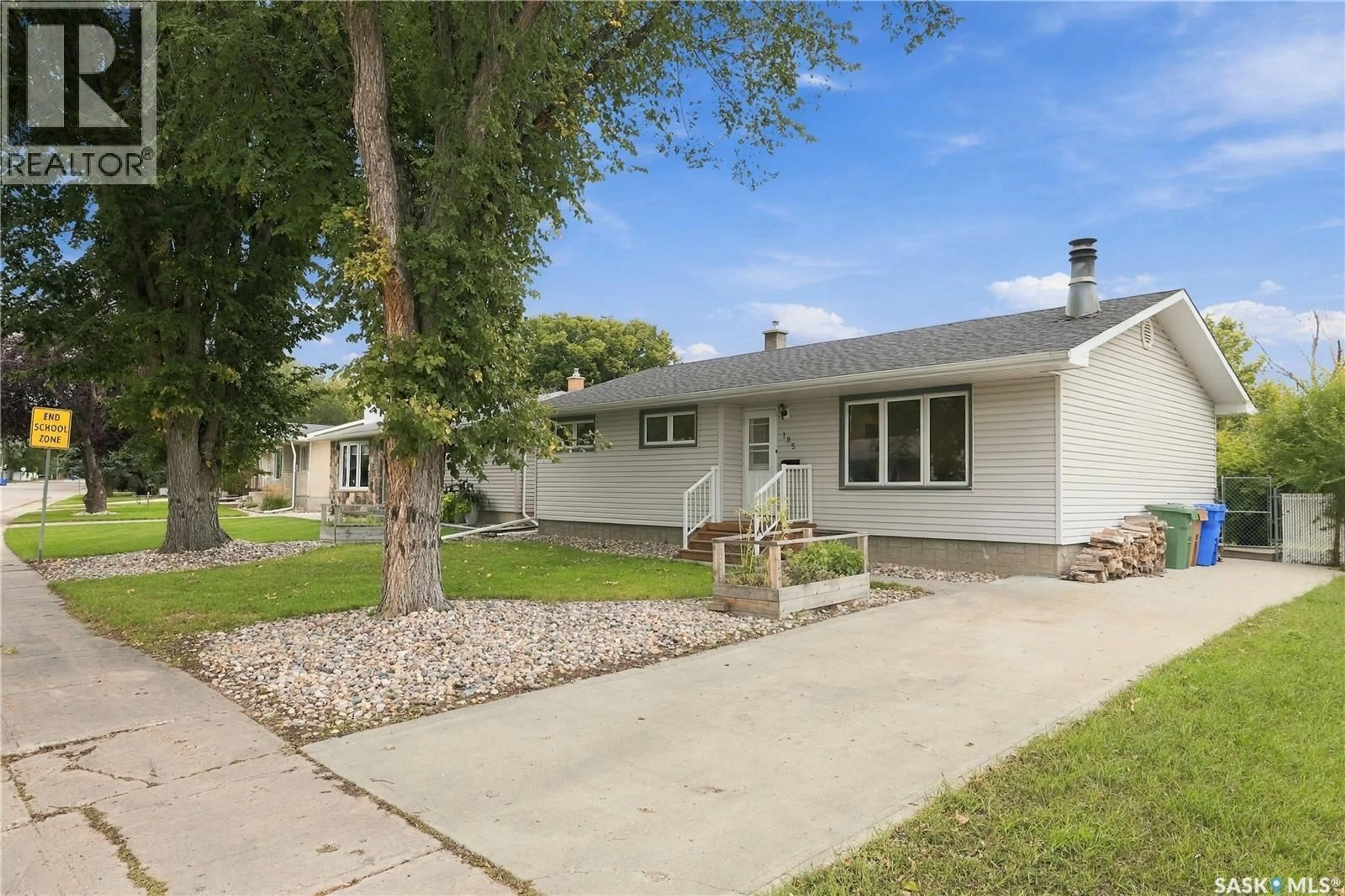 Home with vinyl exterior material, street for 195 WELLS STREET, Regina Saskatchewan S4R5Z6