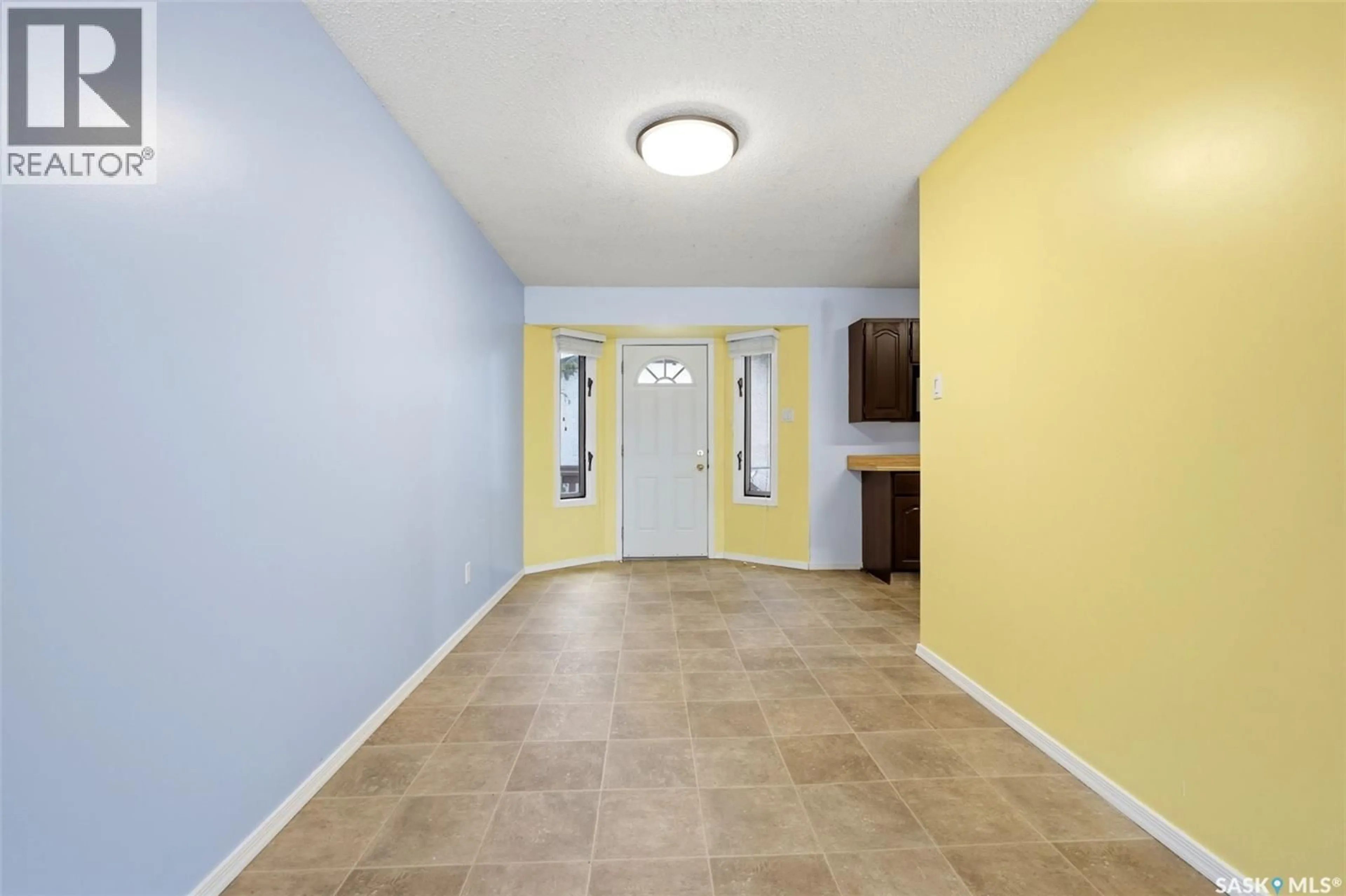 Indoor entryway for 87 VERNON CRESCENT, Regina Saskatchewan S4R7S8