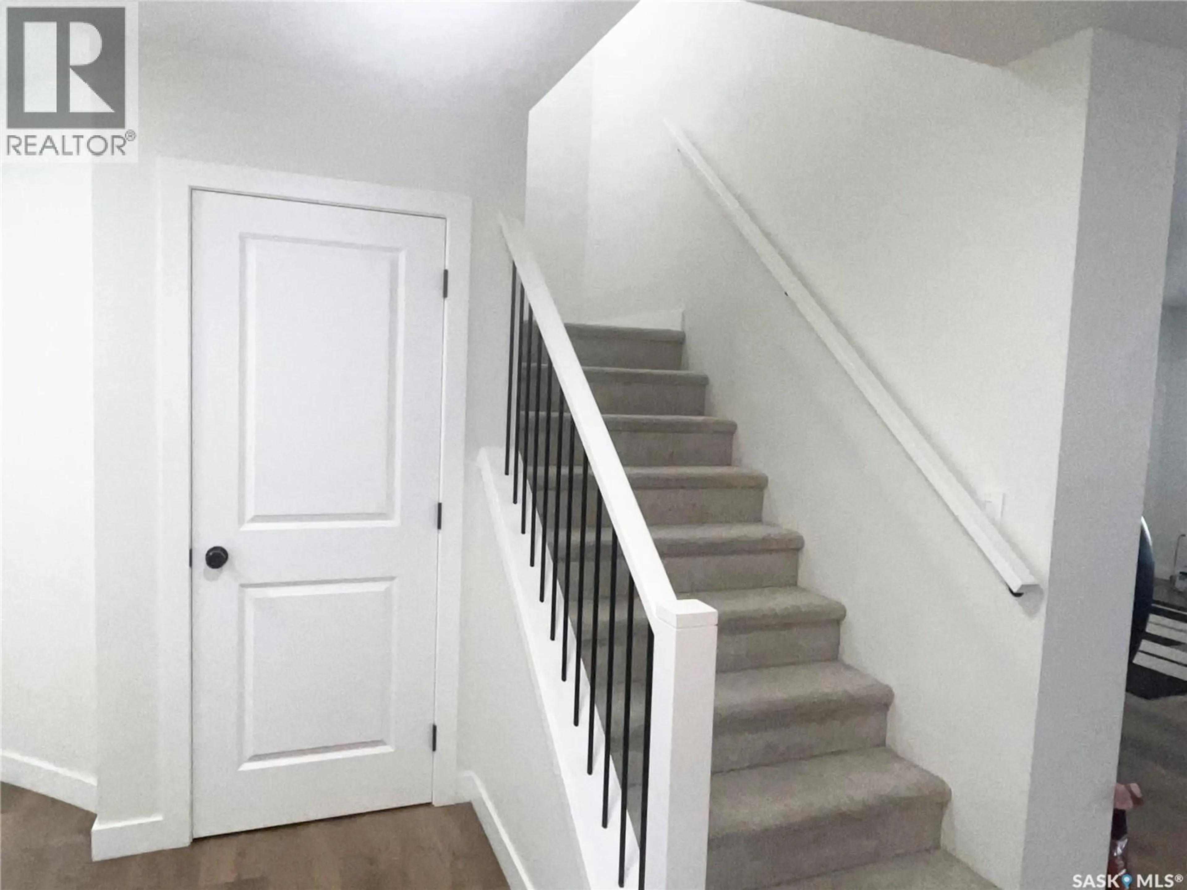 Stairs for 222 NIGHTINGALE ROAD, Saskatoon Saskatchewan S7L6Y1