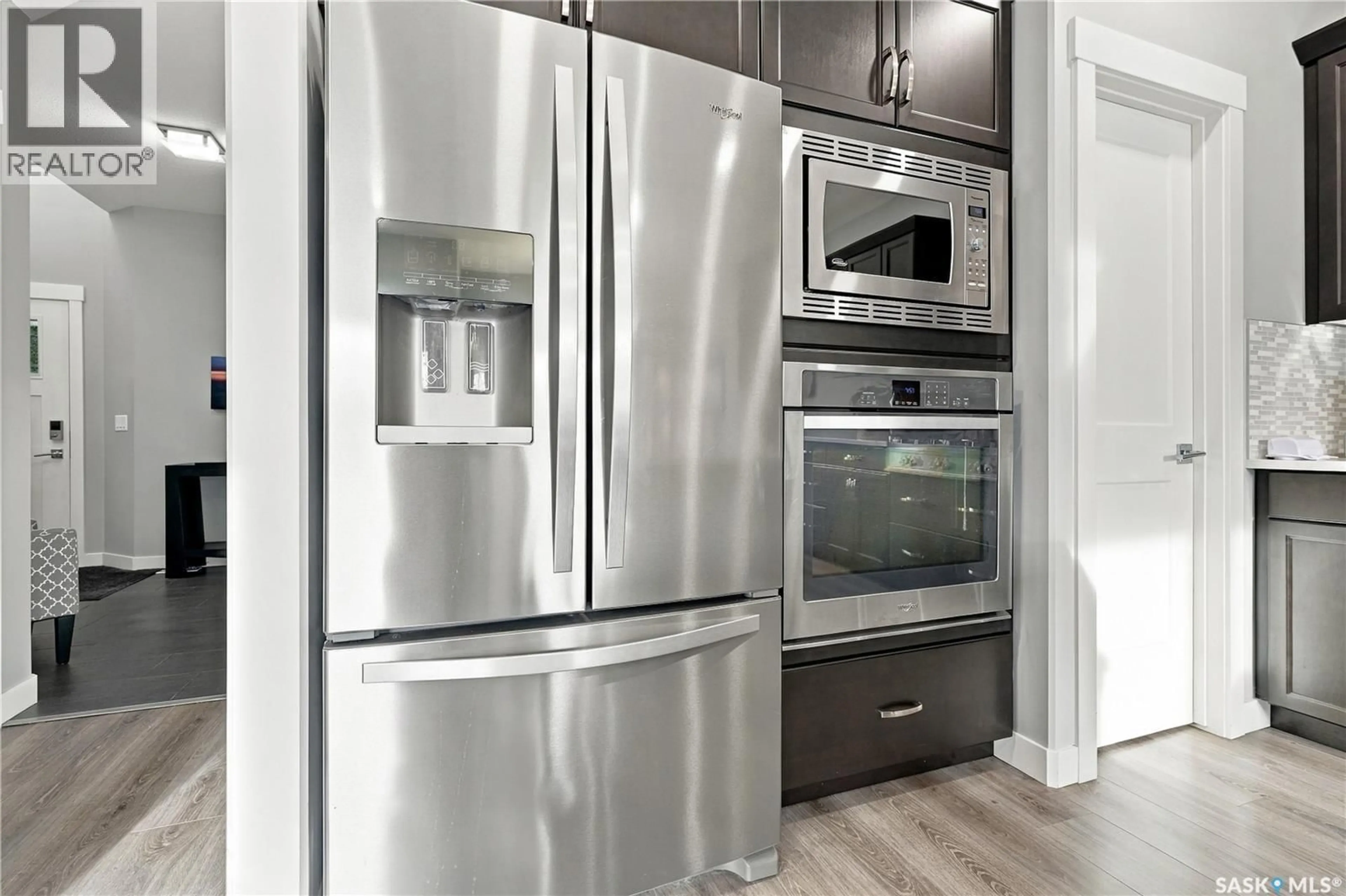 Contemporary kitchen, unknown for 8113 BARLEY CRESCENT, Regina Saskatchewan S4Y0E7