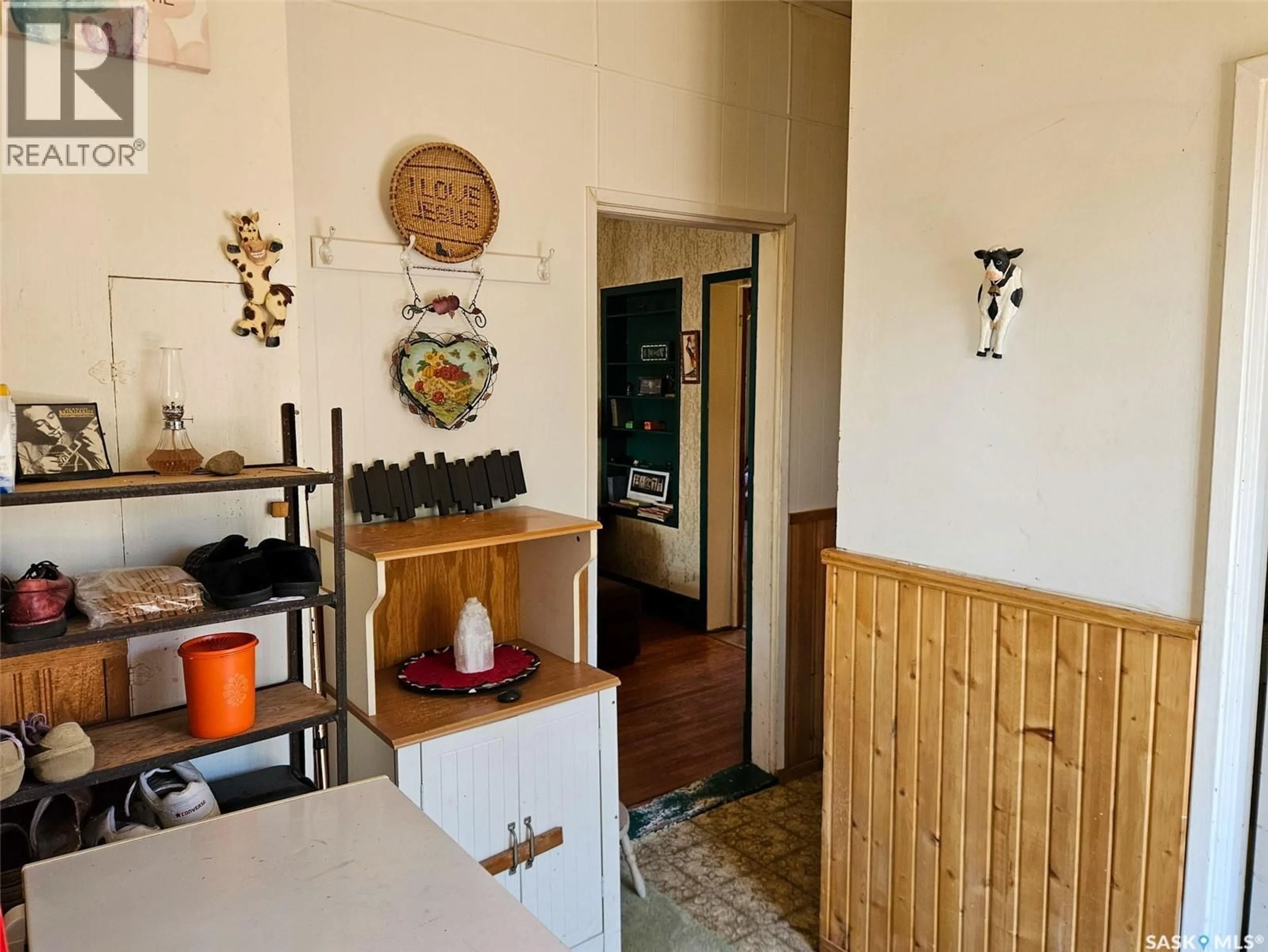Standard kitchen, unknown for 102 MONTREAL STREET, Ernfold Saskatchewan S0H1K0