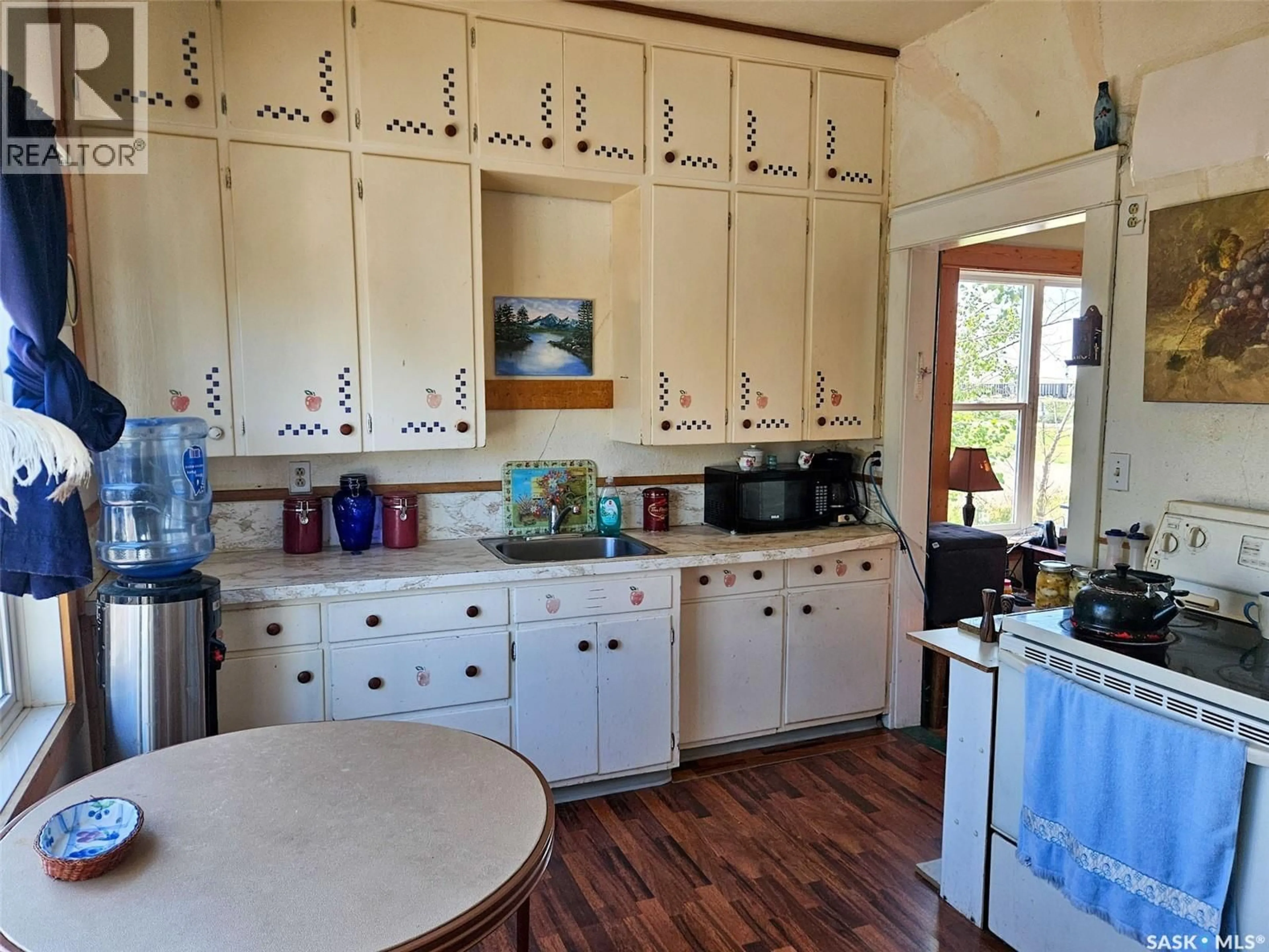 Standard kitchen, ceramic/tile floor for 102 MONTREAL STREET, Ernfold Saskatchewan S0H1K0