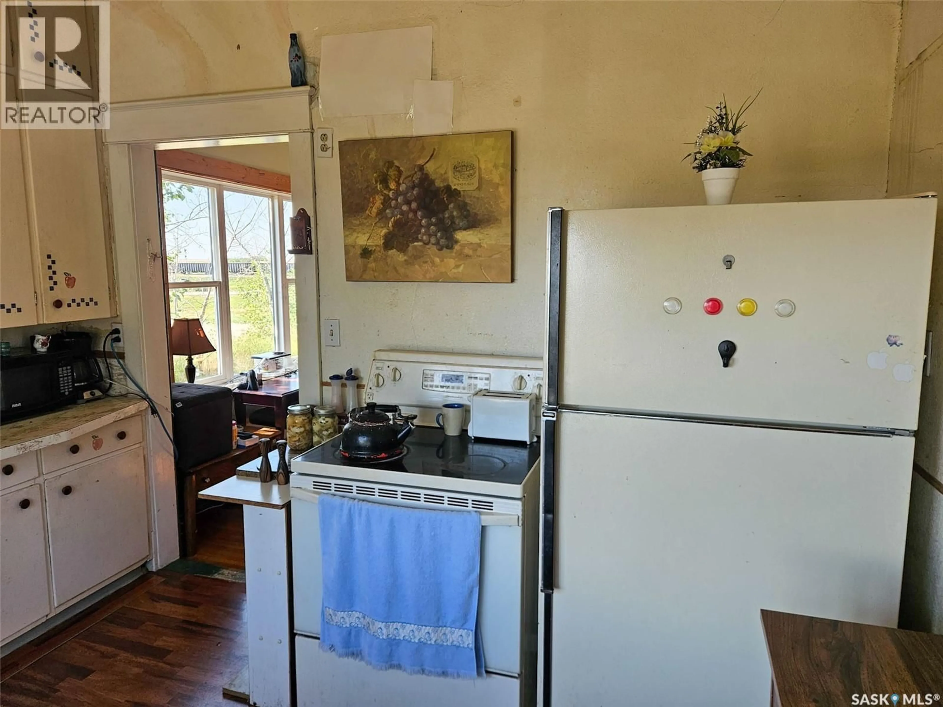 Standard kitchen, unknown for 102 MONTREAL STREET, Ernfold Saskatchewan S0H1K0
