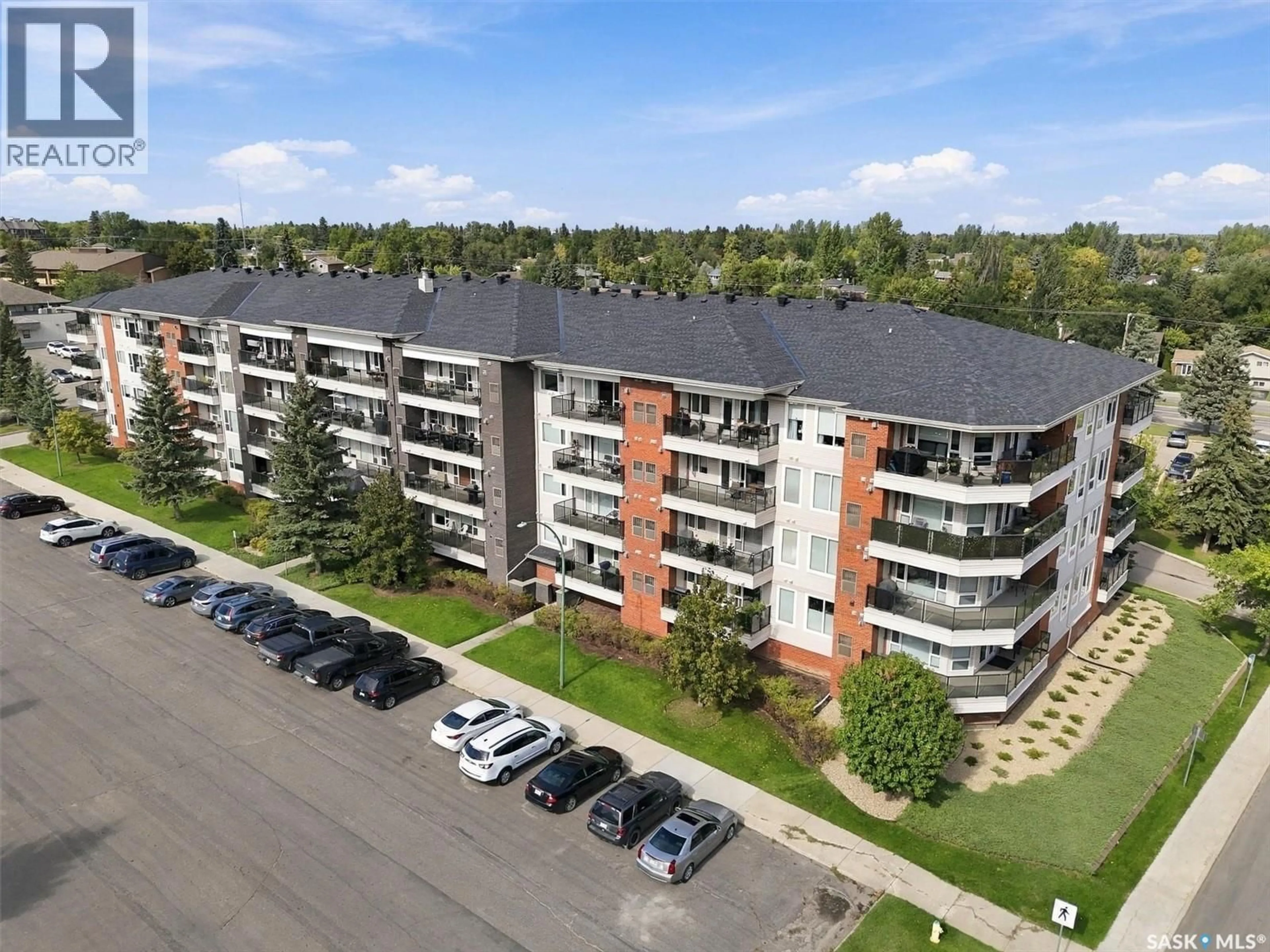 A pic from outside/outdoor area/front of a property/back of a property/a pic from drone, building for 102 - 312 KINGSMERE PLACE, Saskatoon Saskatchewan S7J2K3