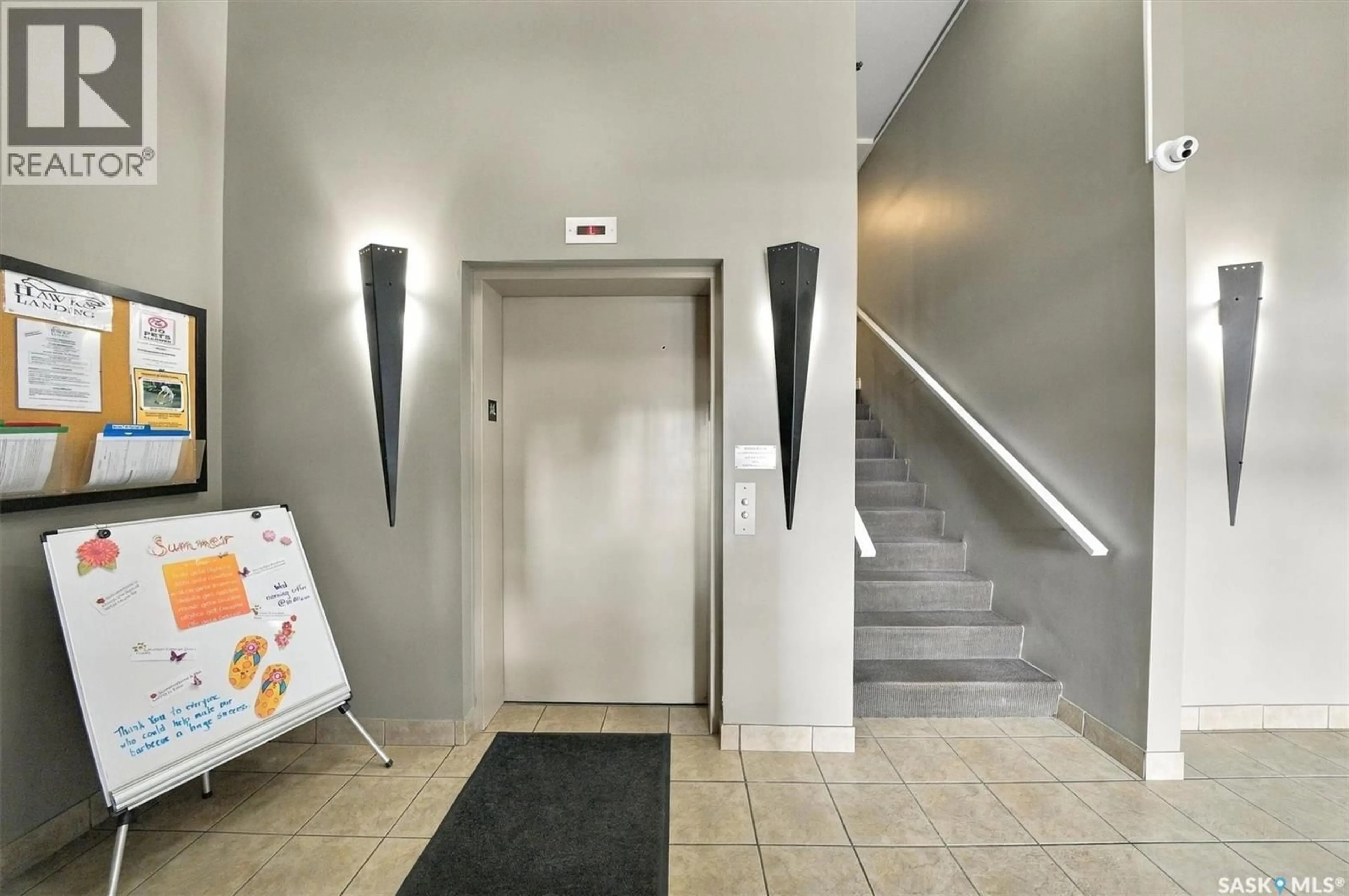 Indoor foyer for 102 - 312 KINGSMERE PLACE, Saskatoon Saskatchewan S7J2K3