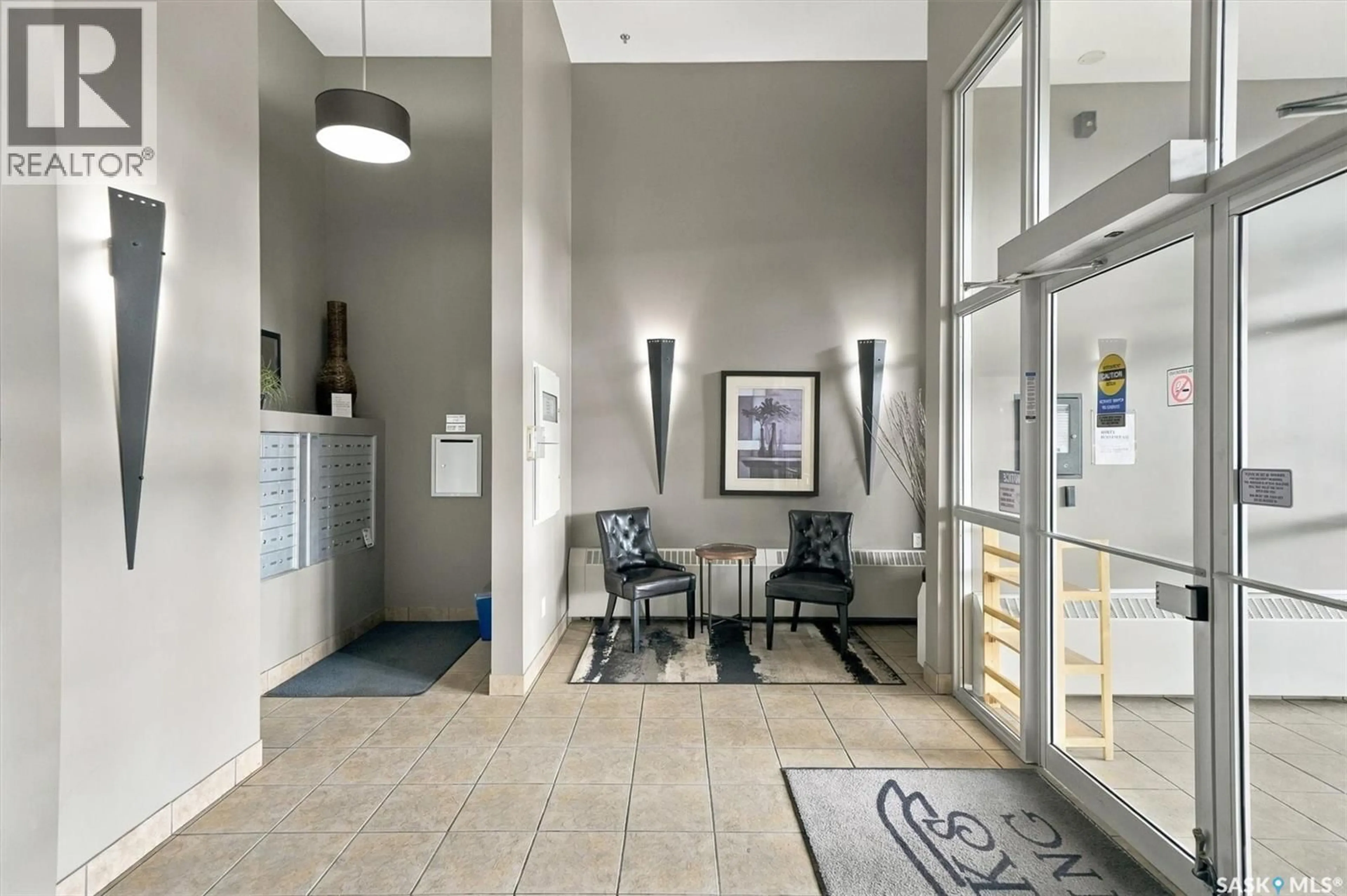 Indoor foyer for 102 - 312 KINGSMERE PLACE, Saskatoon Saskatchewan S7J2K3