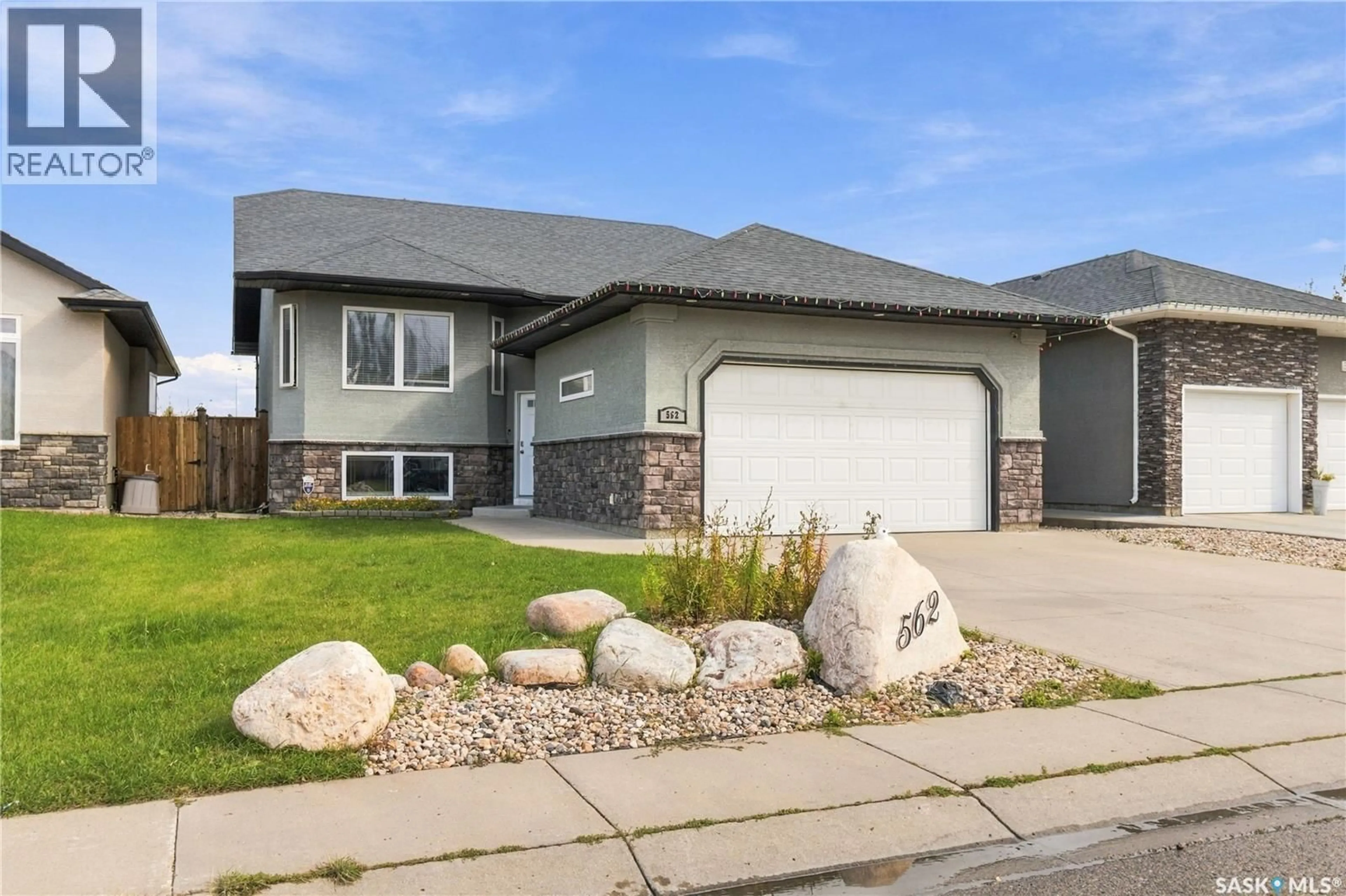 Home with vinyl exterior material, street for 562 REMPEL MANOR, Saskatoon Saskatchewan S7T0J4