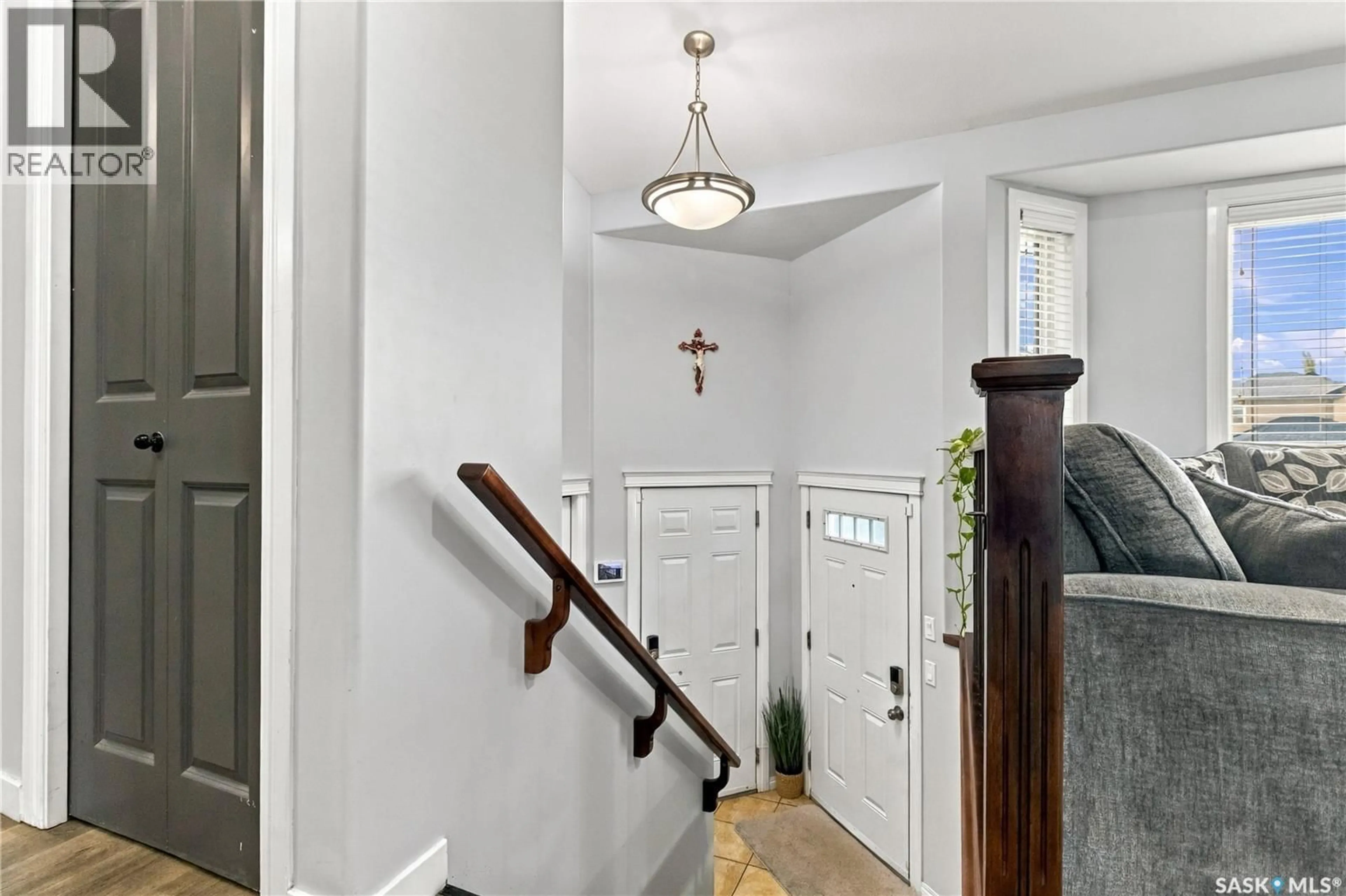Indoor entryway for 562 REMPEL MANOR, Saskatoon Saskatchewan S7T0J4