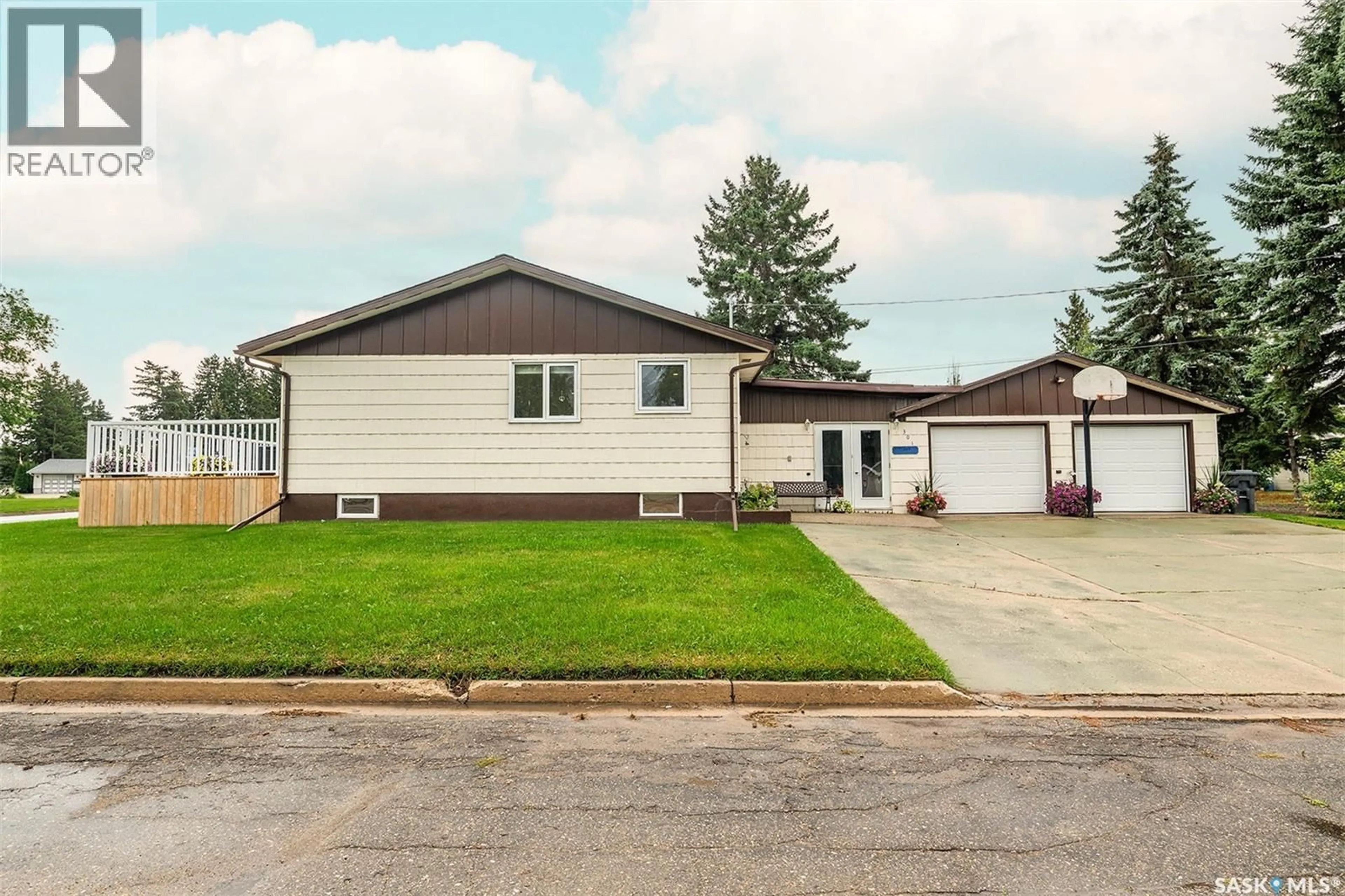 Home with vinyl exterior material, street for 301 9TH STREET, Wynyard Saskatchewan S0A4T0