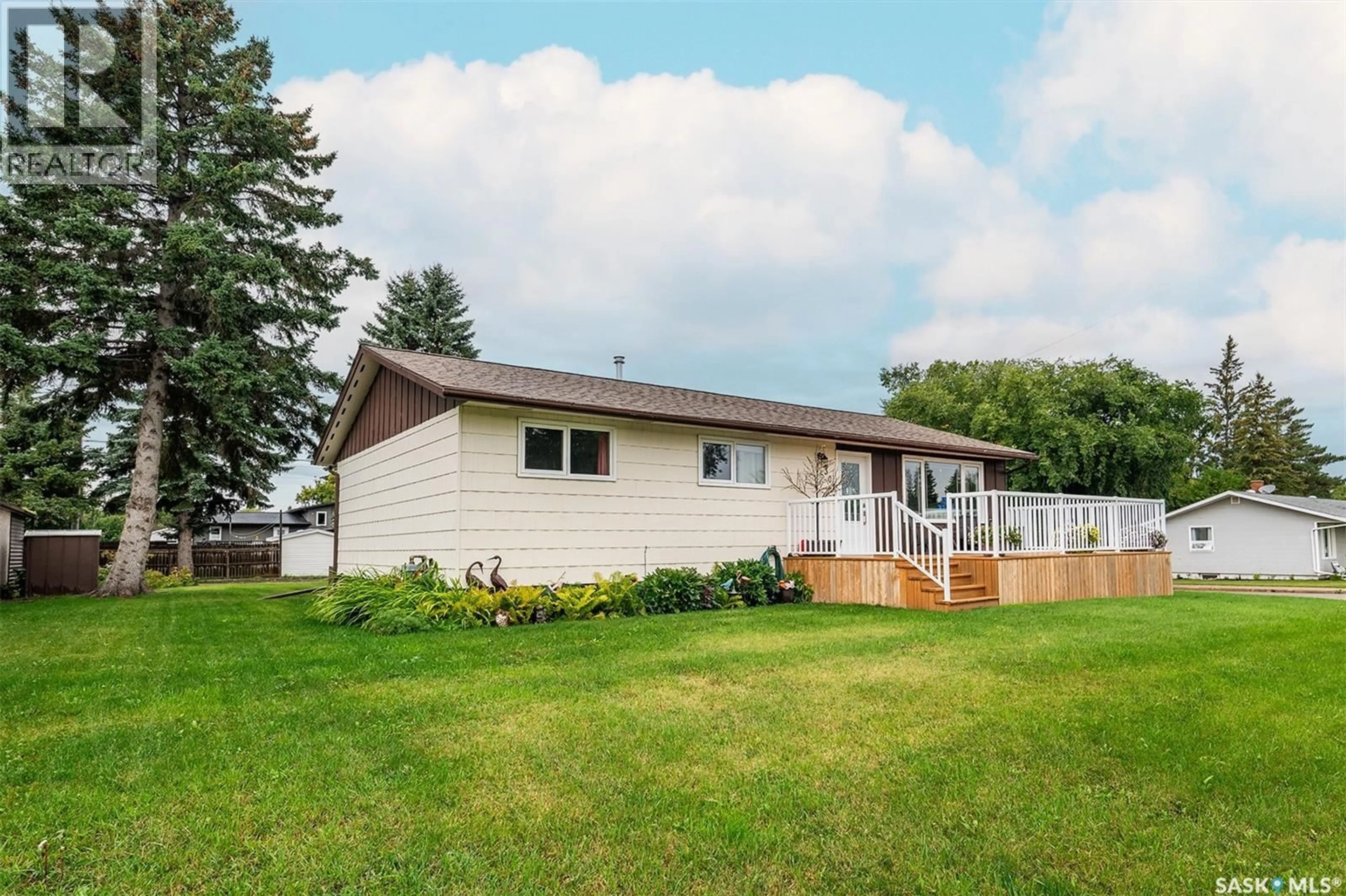 Home with vinyl exterior material, unknown for 301 9TH STREET, Wynyard Saskatchewan S0A4T0