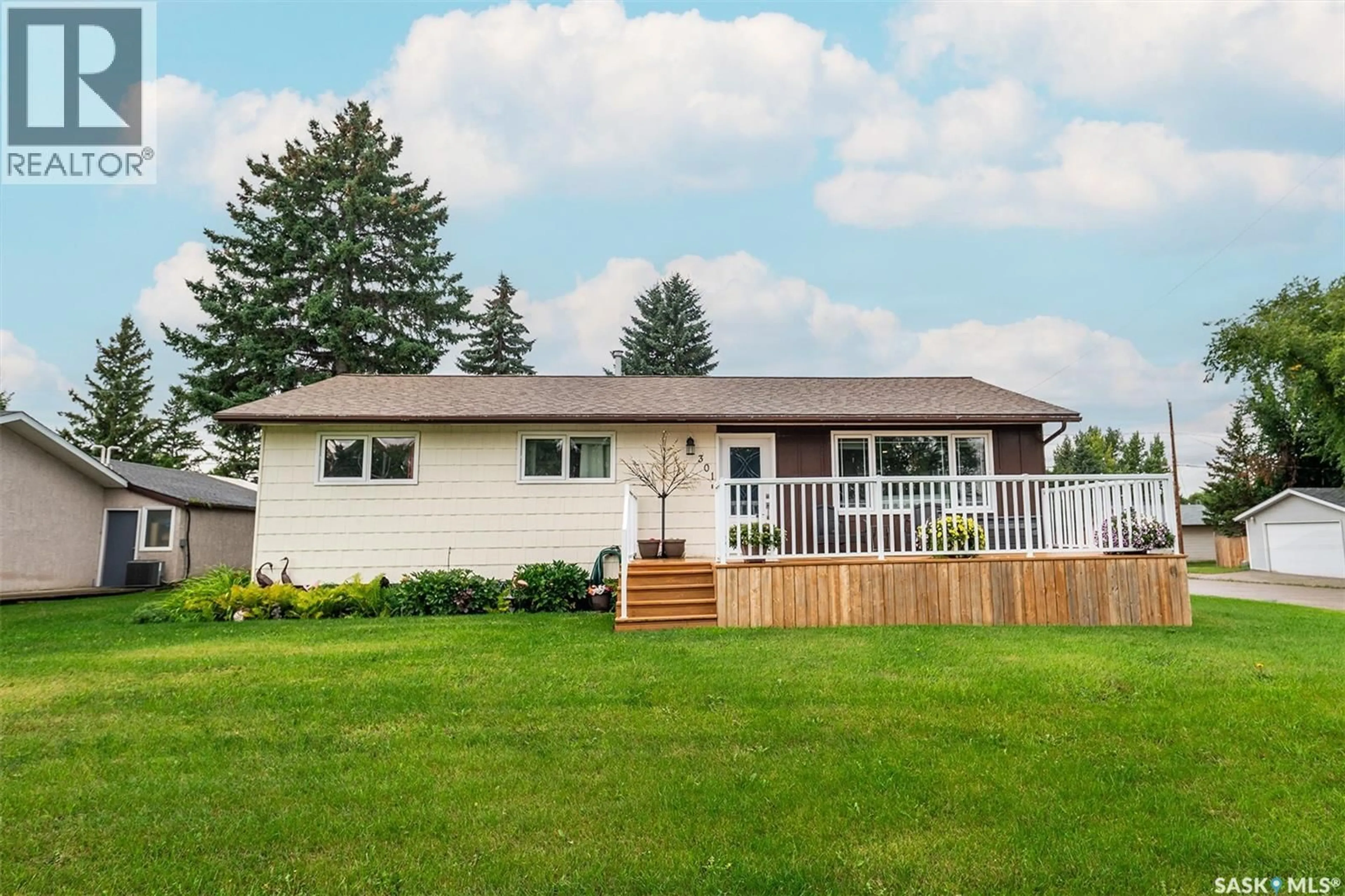 Home with vinyl exterior material, unknown for 301 9TH STREET, Wynyard Saskatchewan S0A4T0