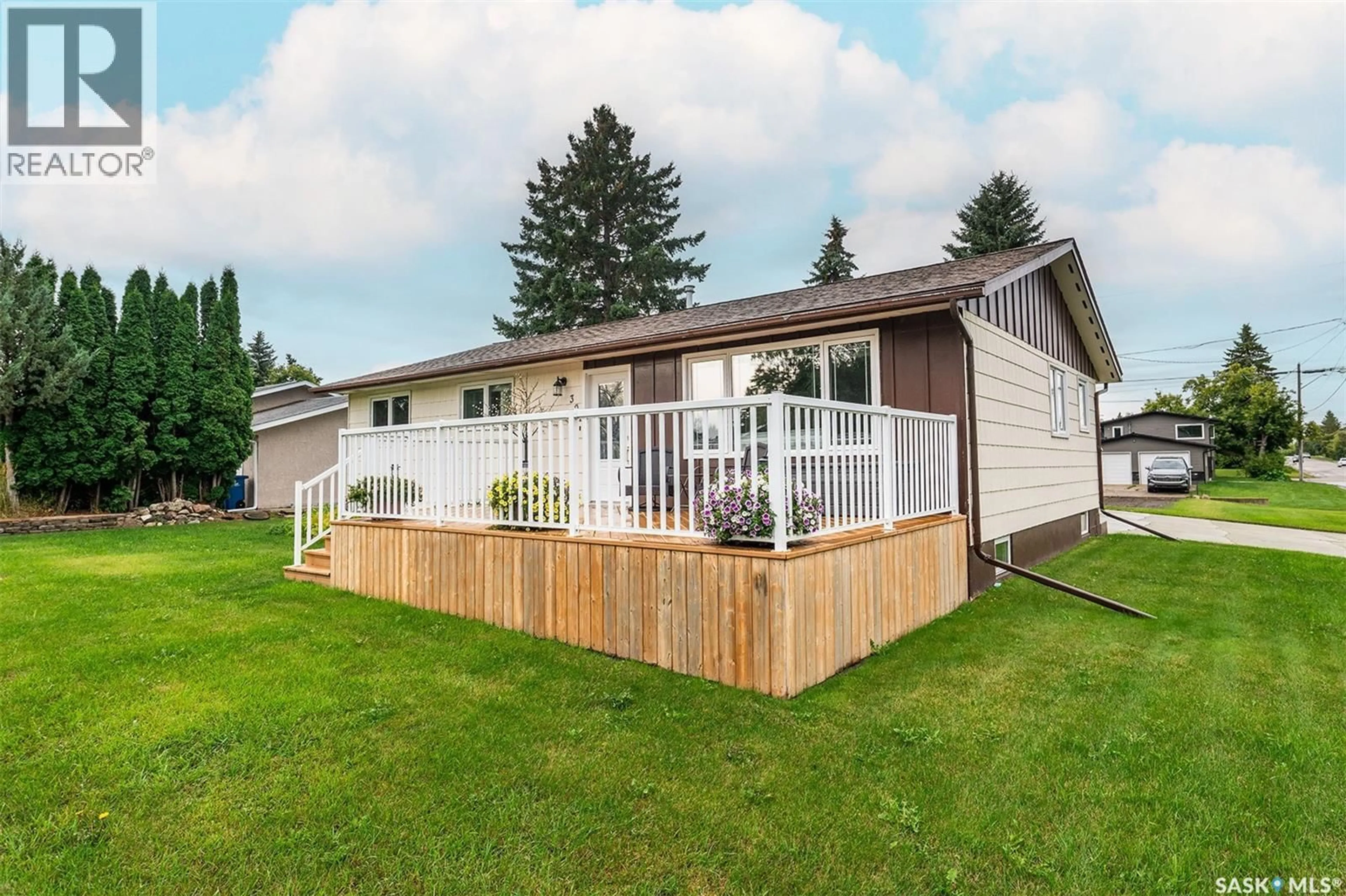 Home with vinyl exterior material, mountain view for 301 9TH STREET, Wynyard Saskatchewan S0A4T0