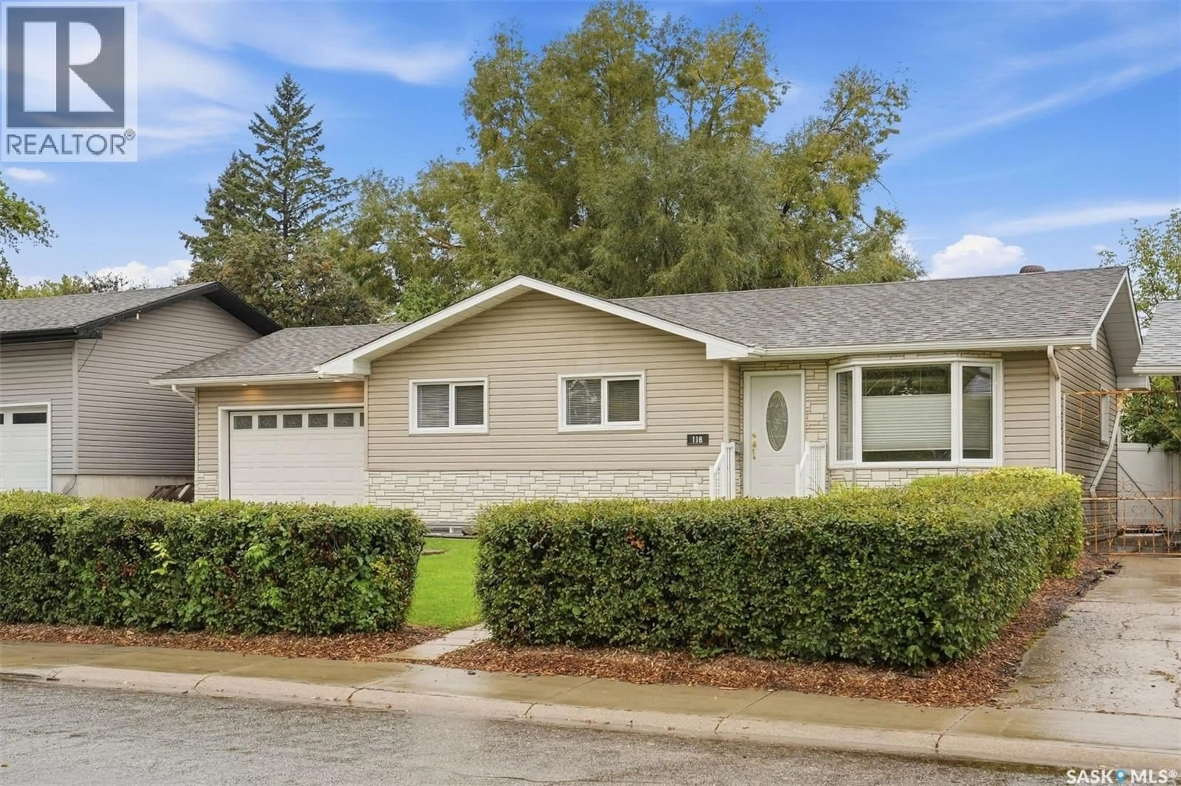 Home with vinyl exterior material, street for 118 PENDYGRASSE ROAD, Saskatoon Saskatchewan S7M4J1