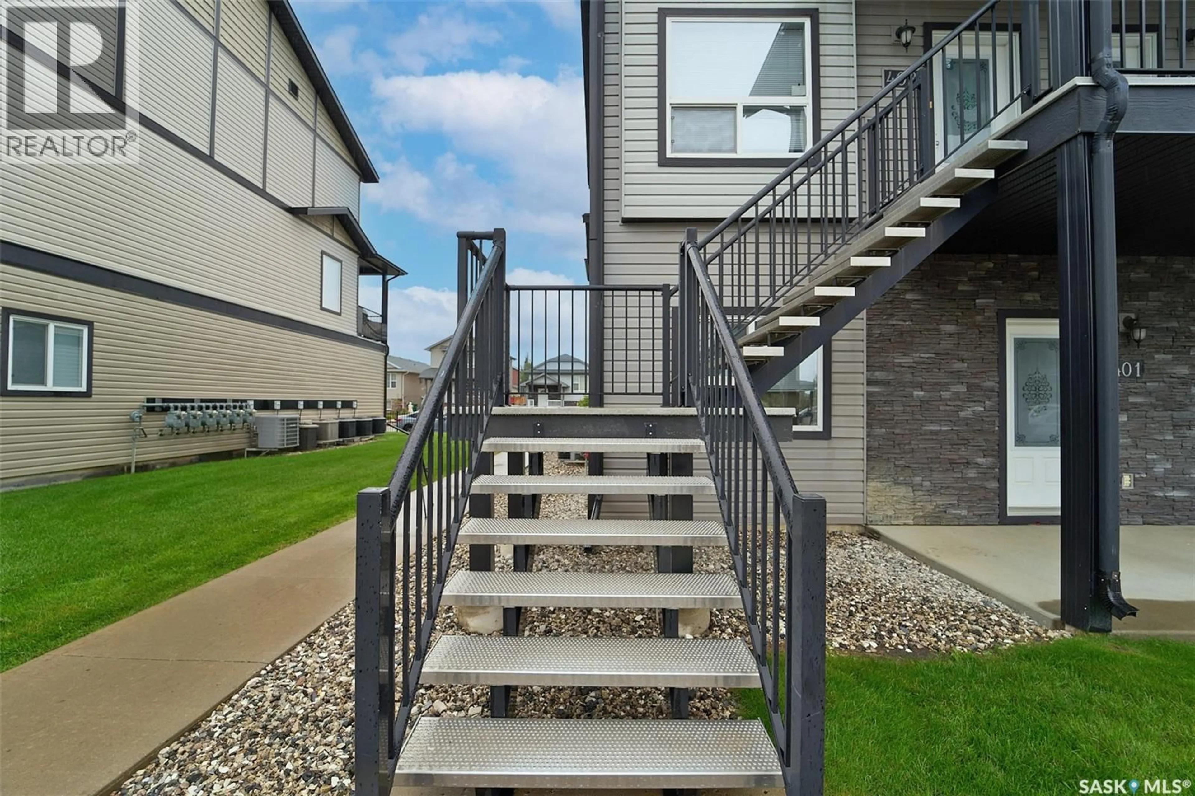 Stairs for 403 103 KLASSEN CRESCENT, Saskatoon Saskatchewan S7R0G1