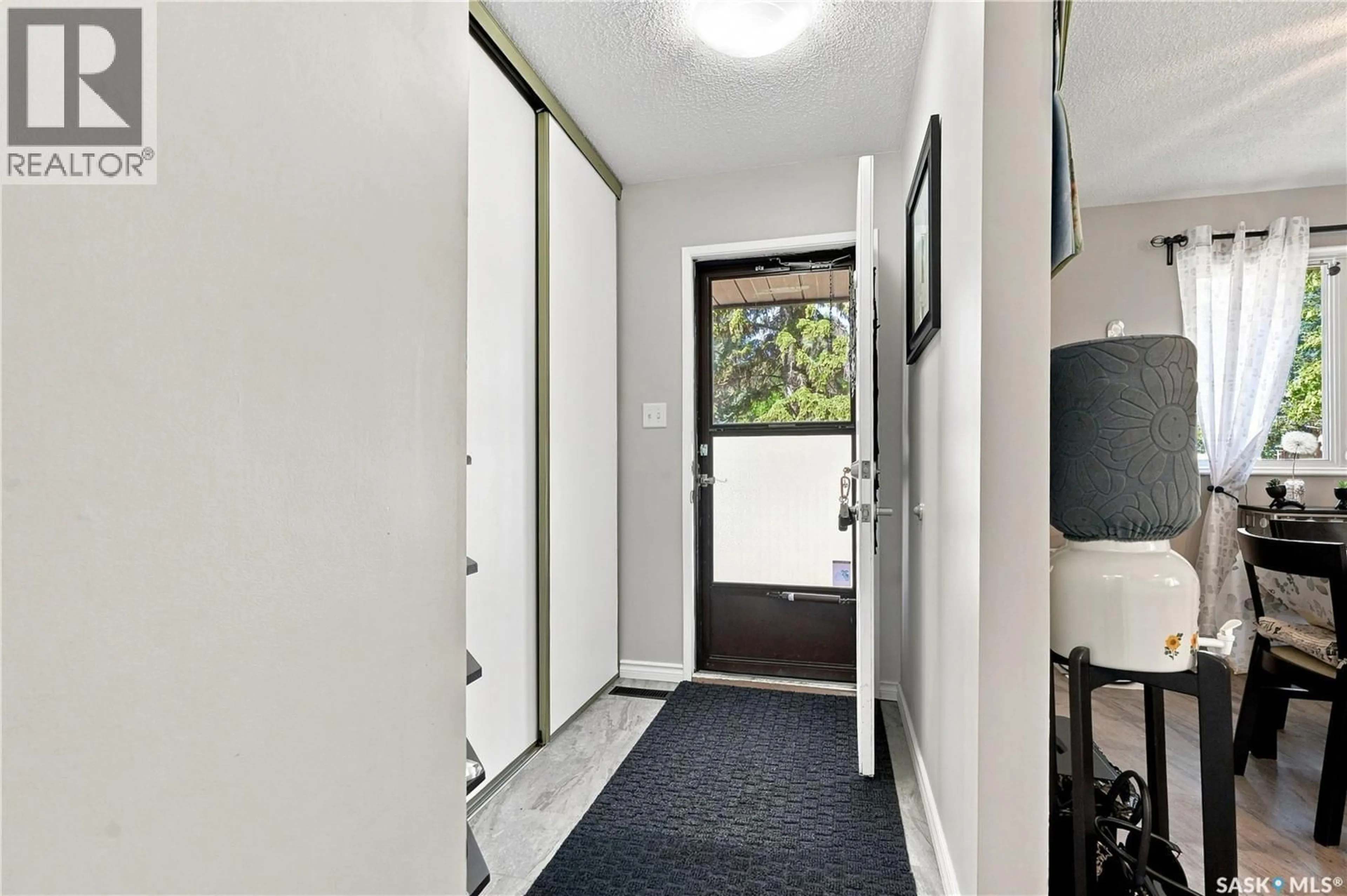Indoor foyer for 1128 - 27 MCKERCHER DRIVE, Saskatoon Saskatchewan S7H4Y7