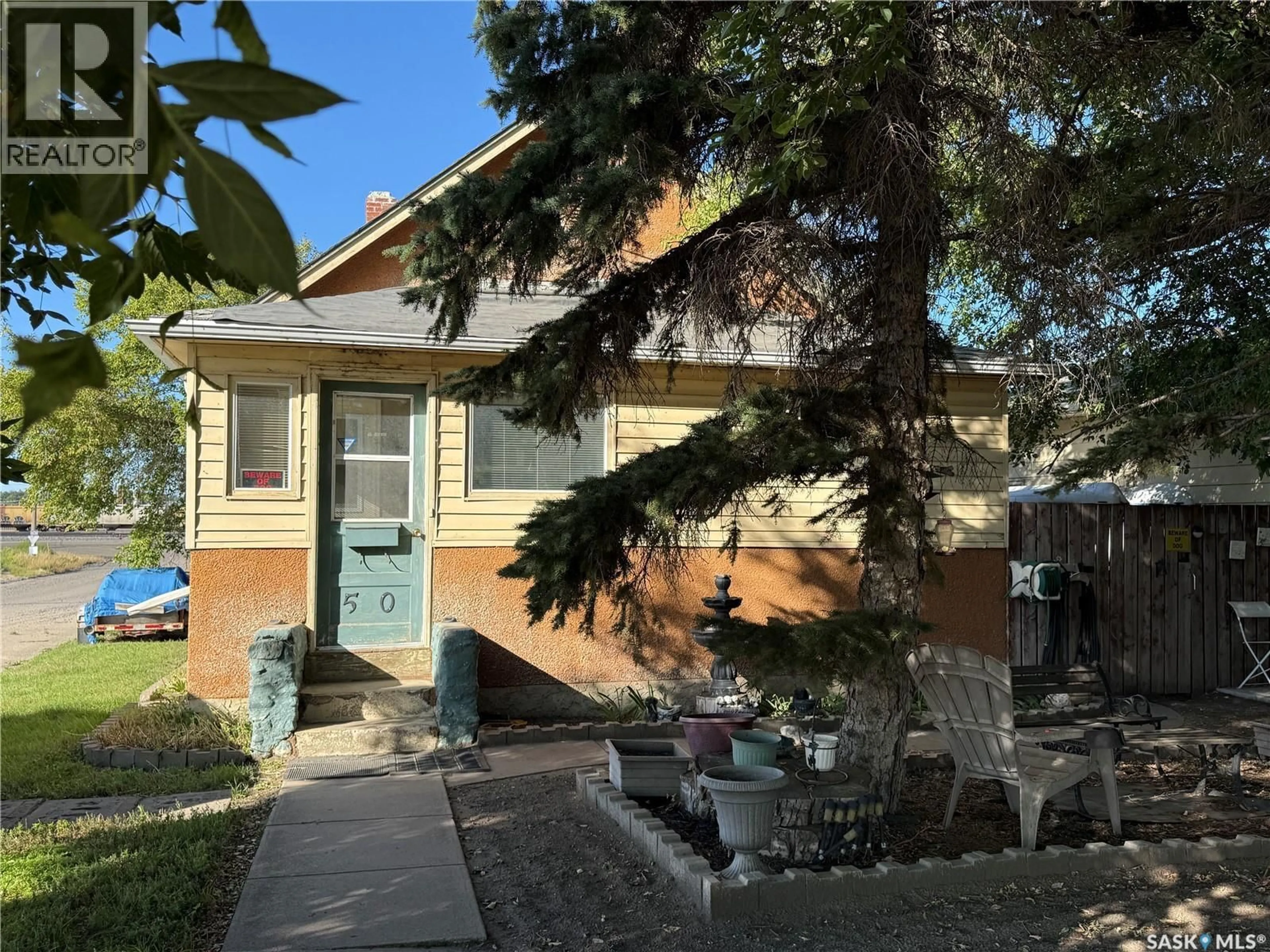 Home with vinyl exterior material, street for 580 MAPLE STREET, Moose Jaw Saskatchewan S6H4X1