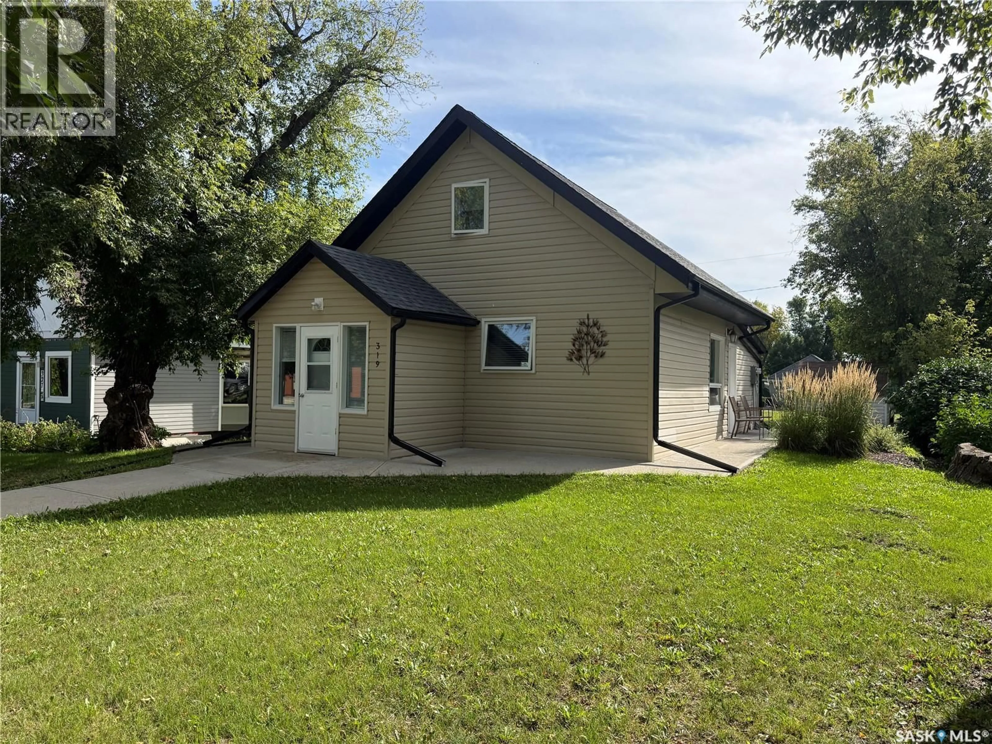 Home with vinyl exterior material, unknown for 319 6TH AVENUE, Melville Saskatchewan S0A2P0