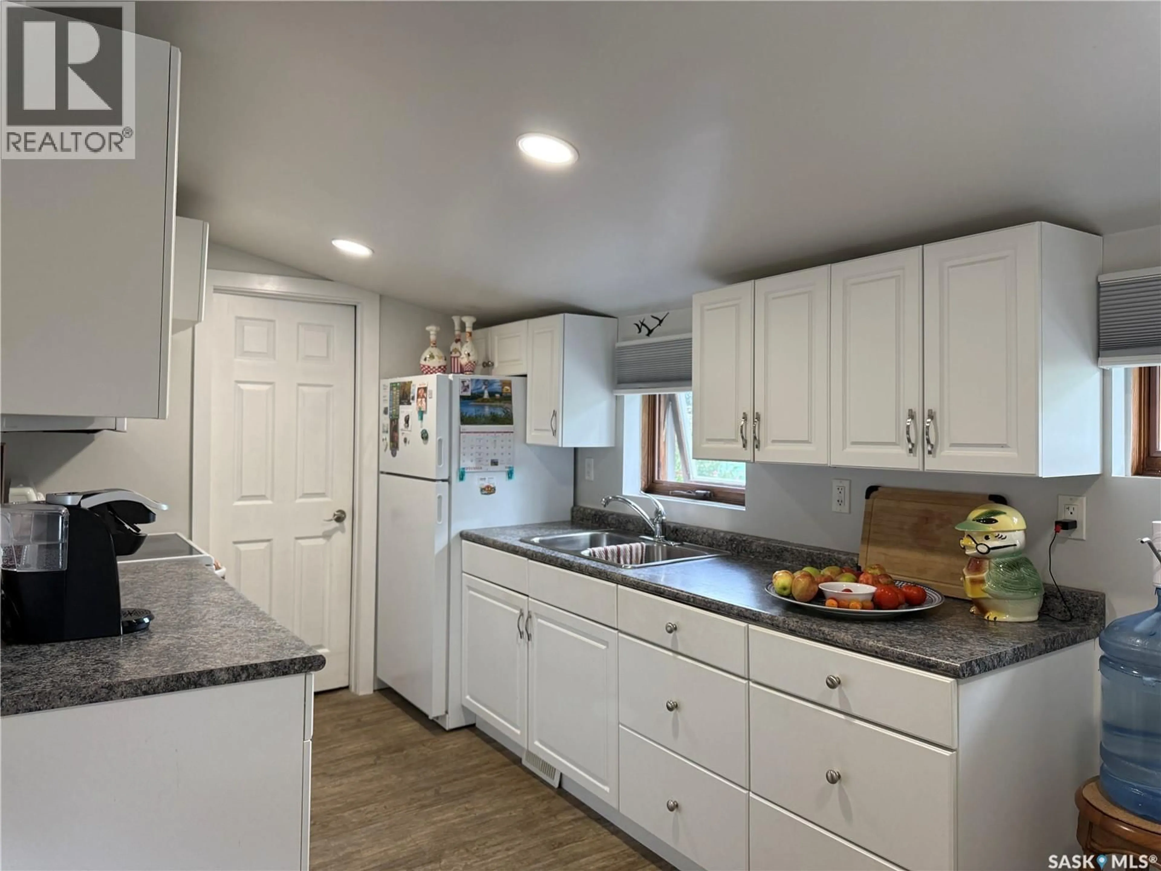 Open concept kitchen, ceramic/tile floor for 319 6TH AVENUE, Melville Saskatchewan S0A2P0