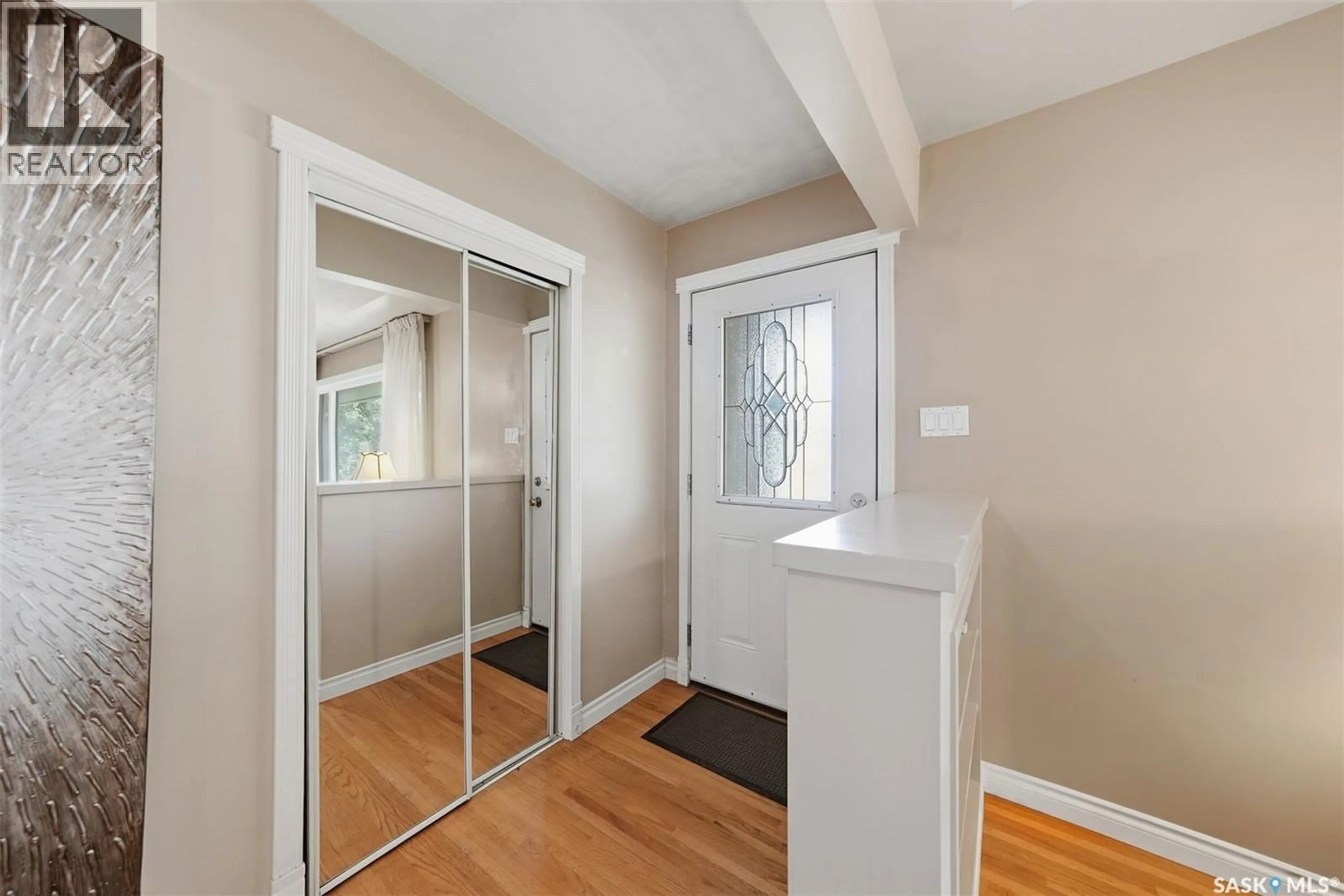 Indoor entryway for 2809 CLARENCE AVENUE, Saskatoon Saskatchewan S7J1M7