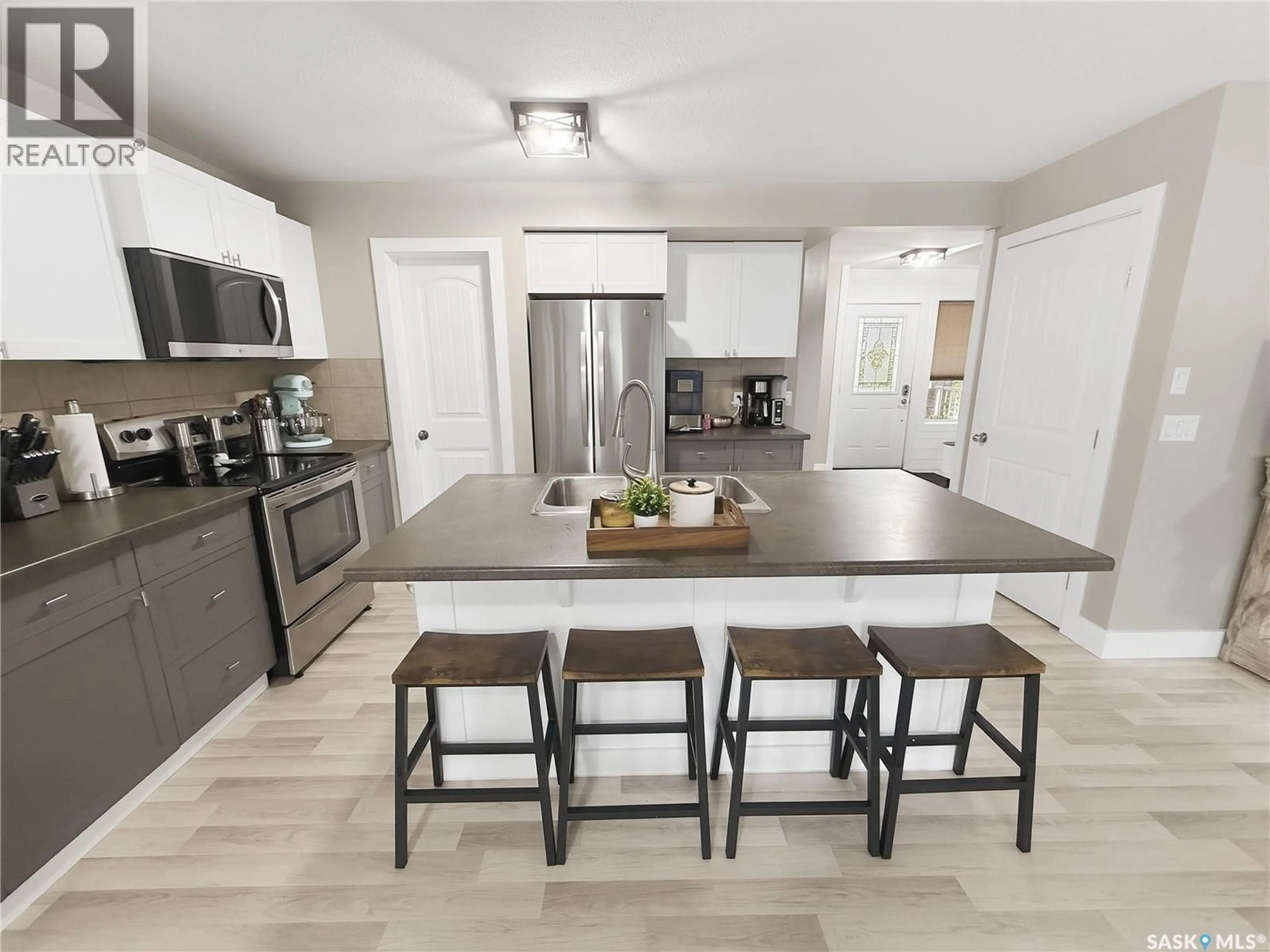 Open concept kitchen, unknown for 117 VALLEY PARK PLACE, Swift Current Saskatchewan S9H5N2