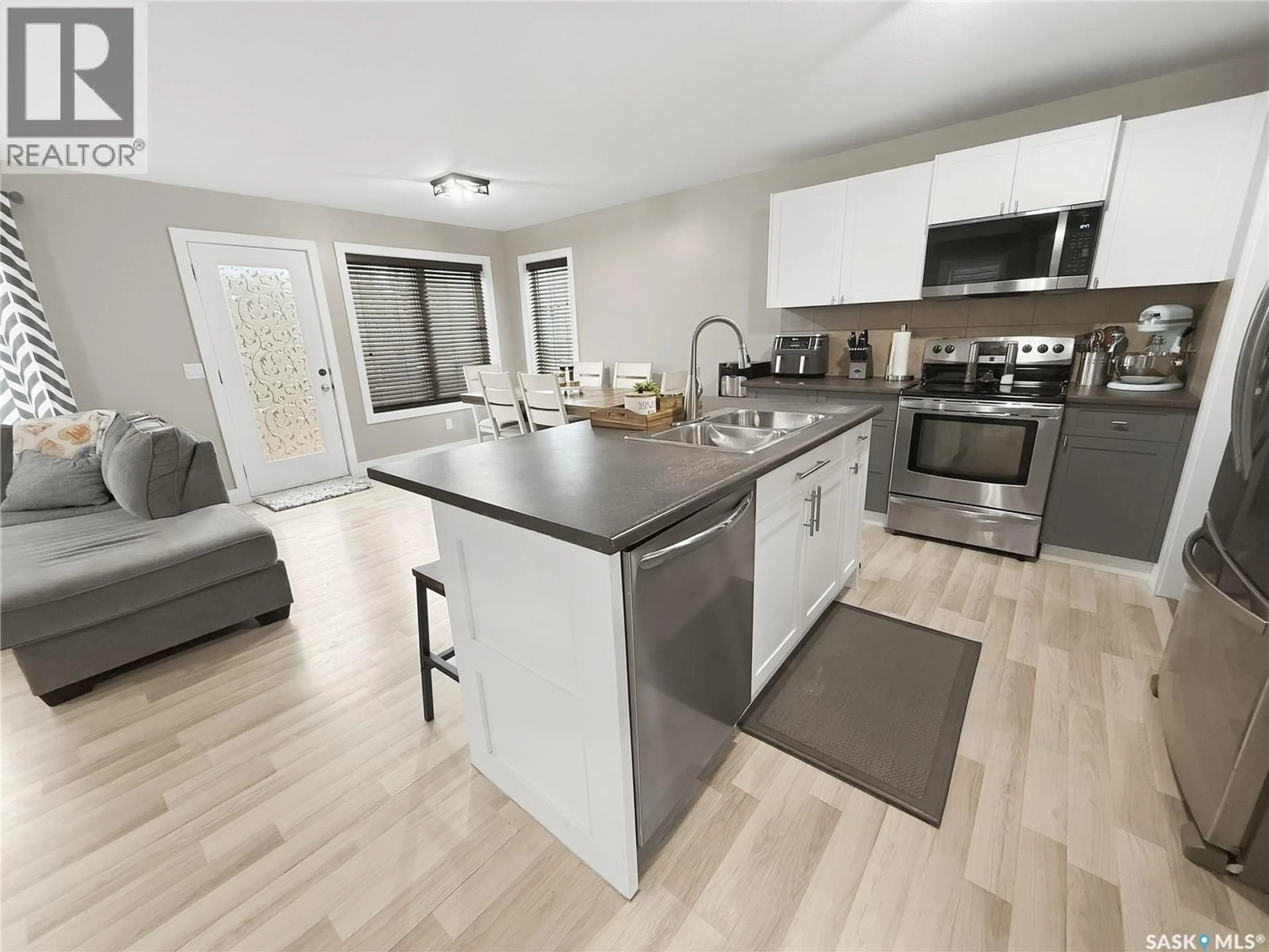 Open concept kitchen, unknown for 117 VALLEY PARK PLACE, Swift Current Saskatchewan S9H5N2