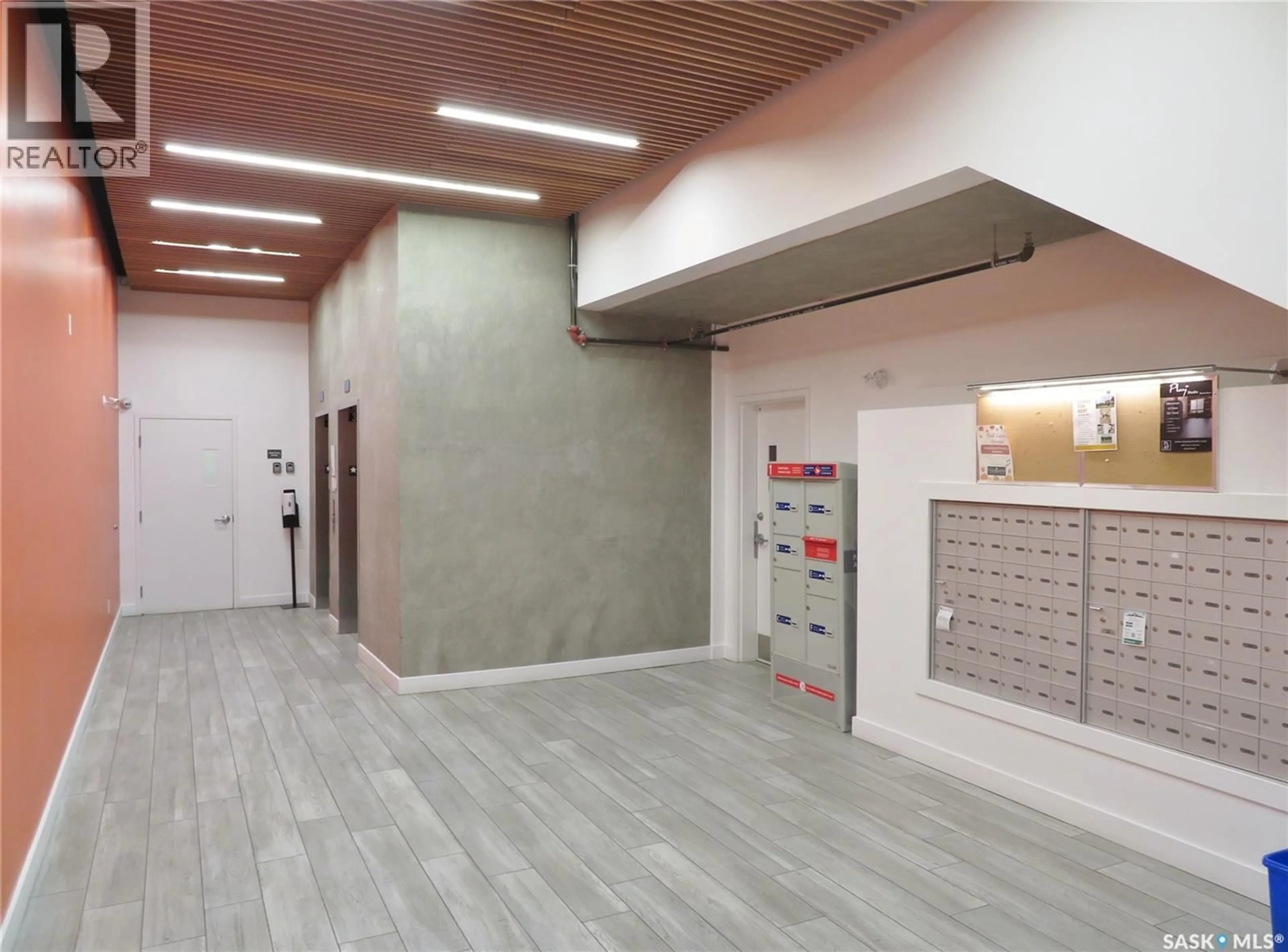 Indoor foyer for 404 C AVENUE, Saskatoon Saskatchewan S7M5M9