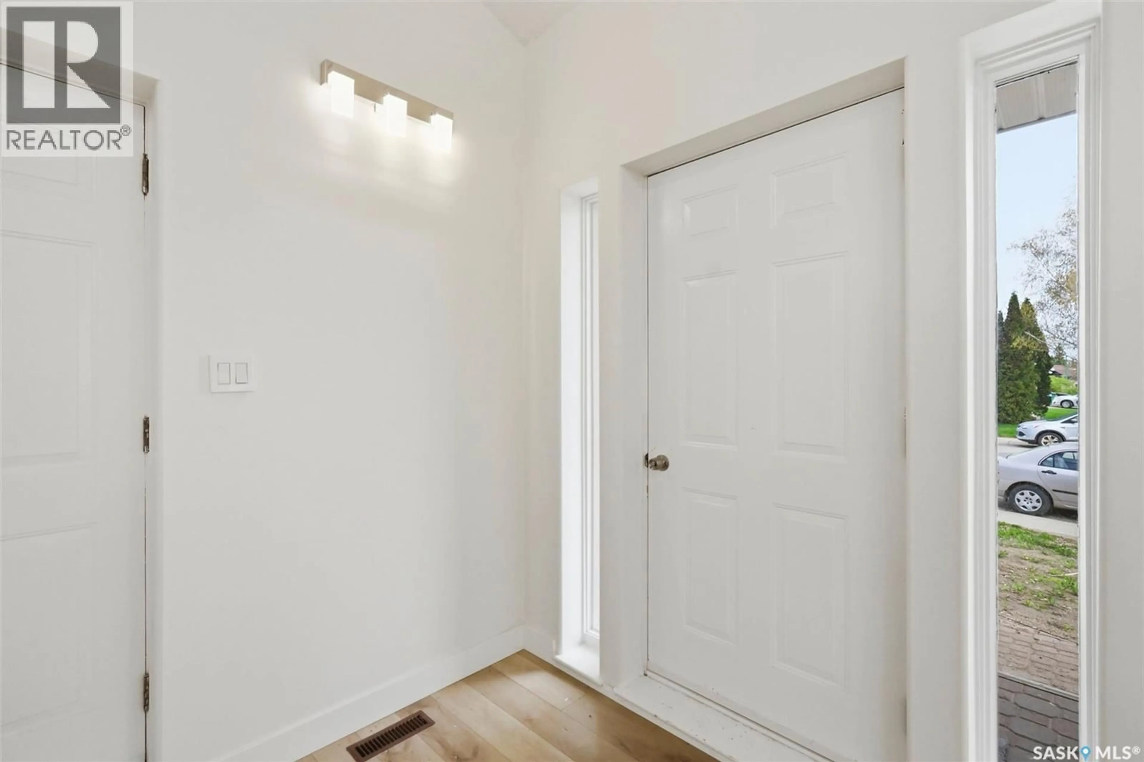 Indoor entryway for 607 ADDIE CRESCENT, Saskatoon Saskatchewan S7N3K7