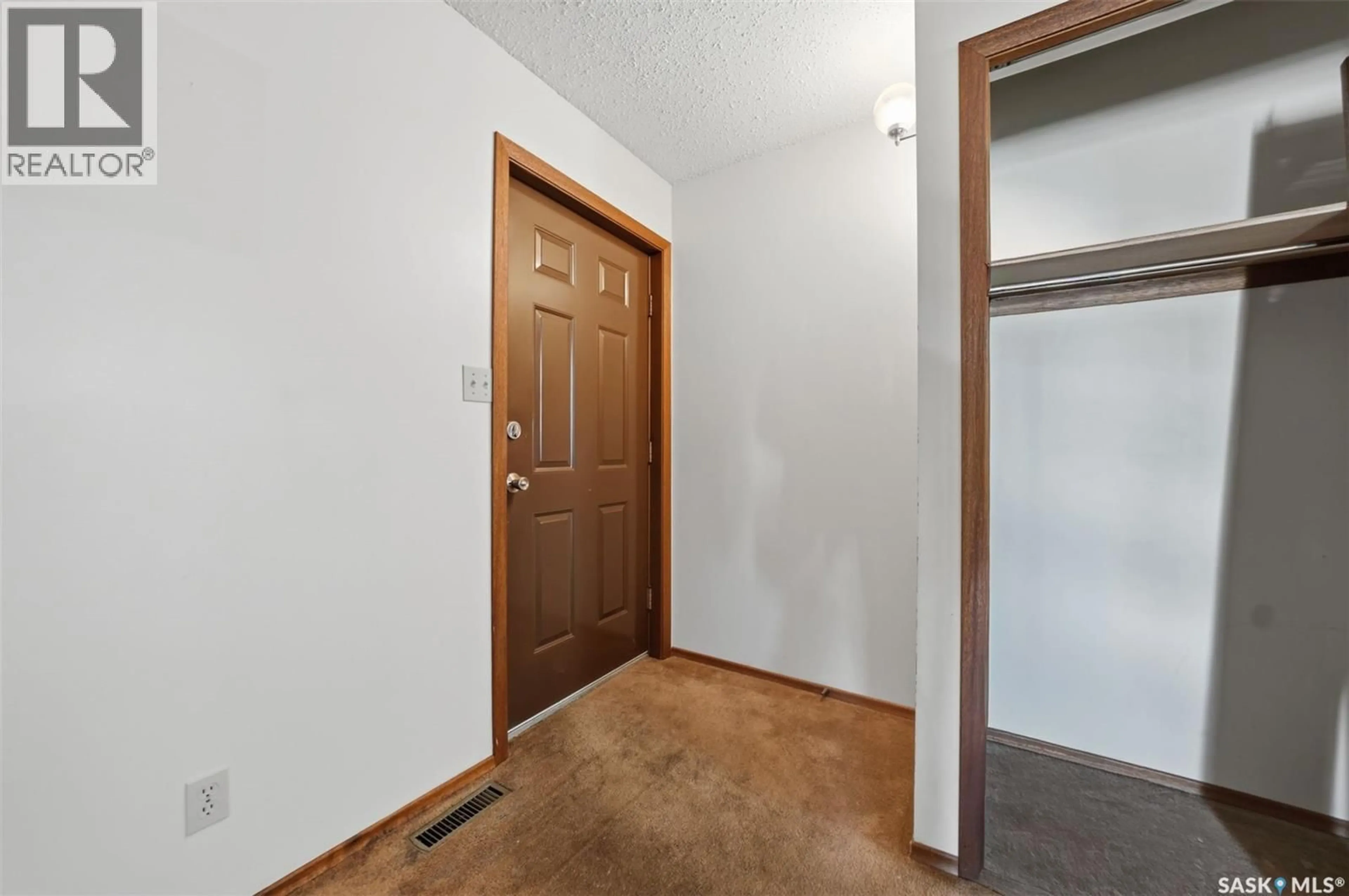 Indoor foyer for 235 MEILICKE ROAD, Saskatoon Saskatchewan S7K5V6
