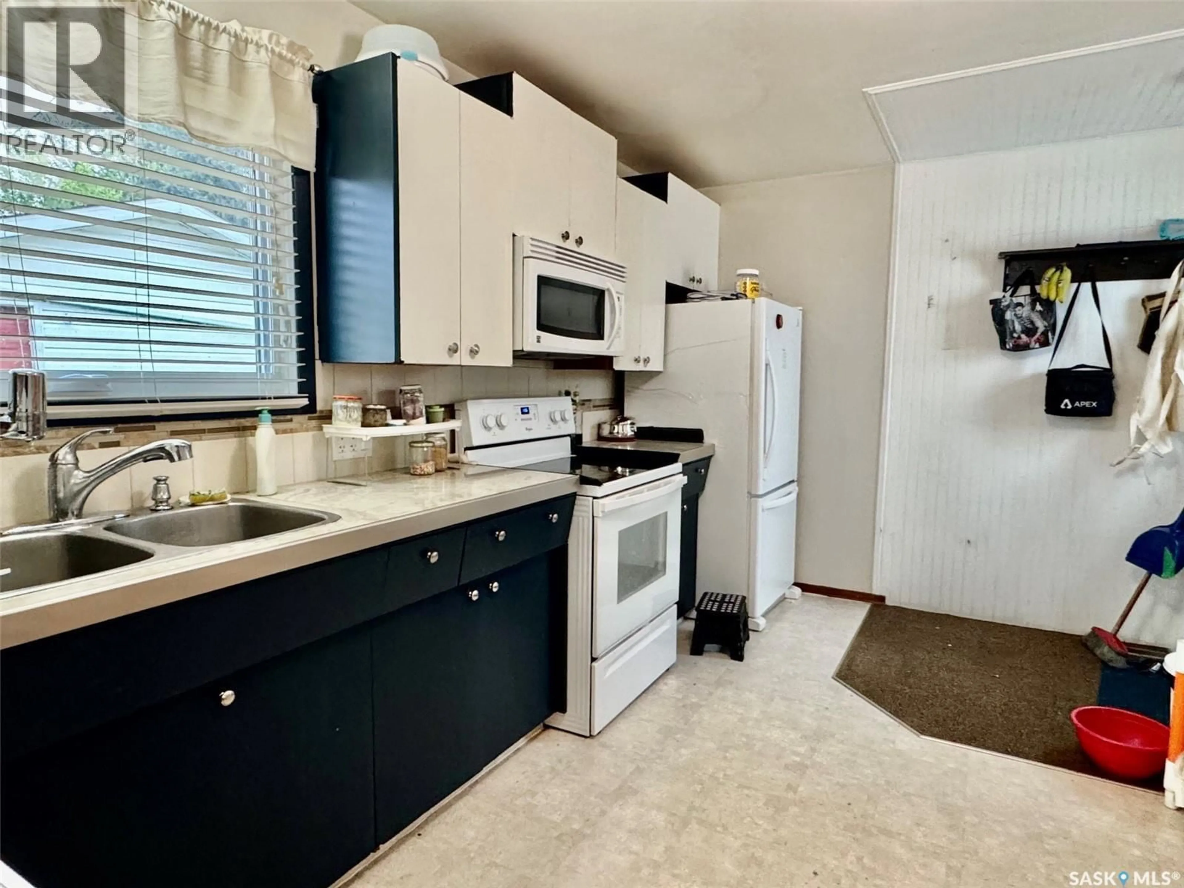 Standard kitchen, ceramic/tile floor for 611 6TH STREET, Humboldt Saskatchewan S0K2A0