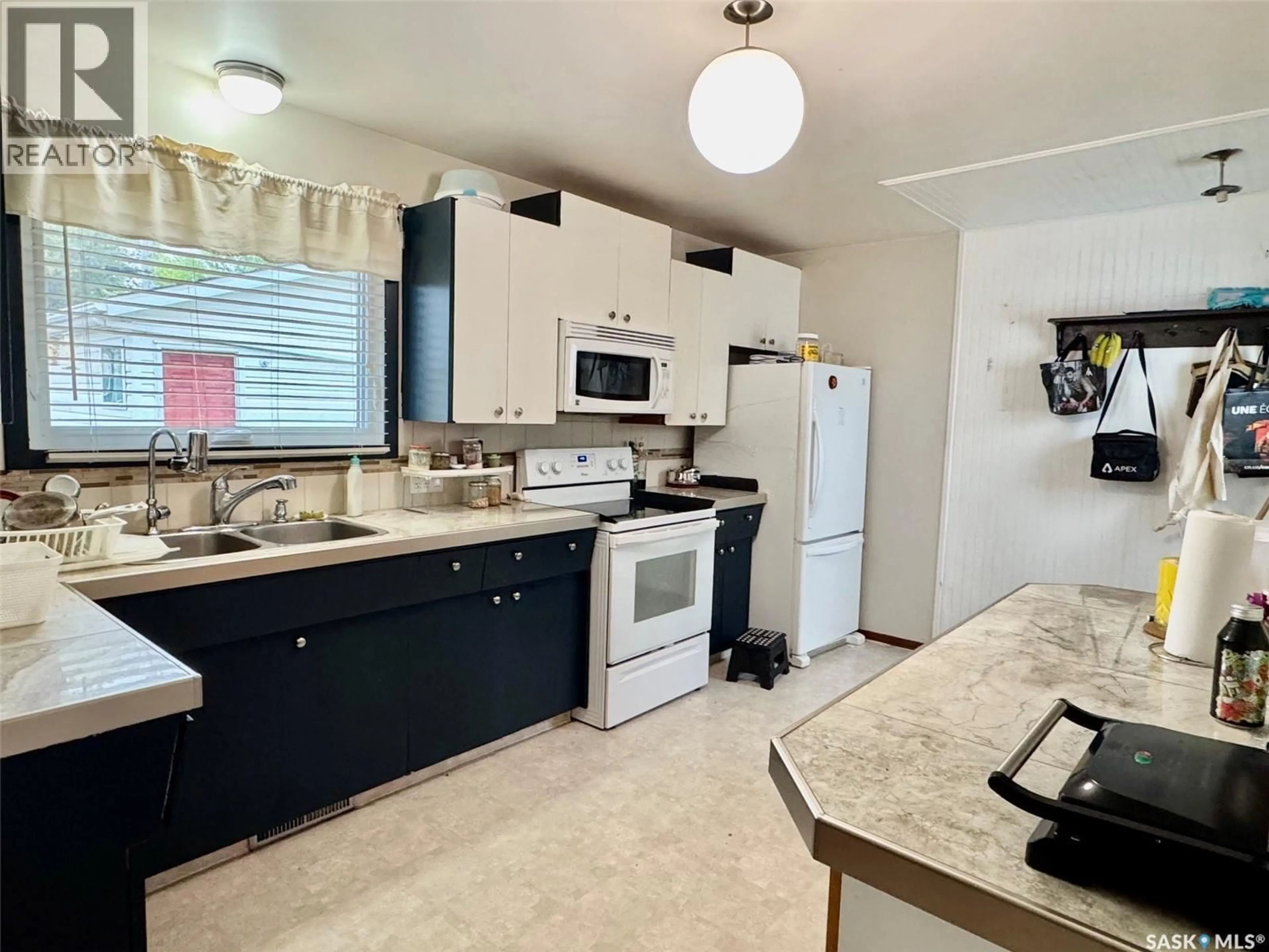 Standard kitchen, ceramic/tile floor for 611 6TH STREET, Humboldt Saskatchewan S0K2A0