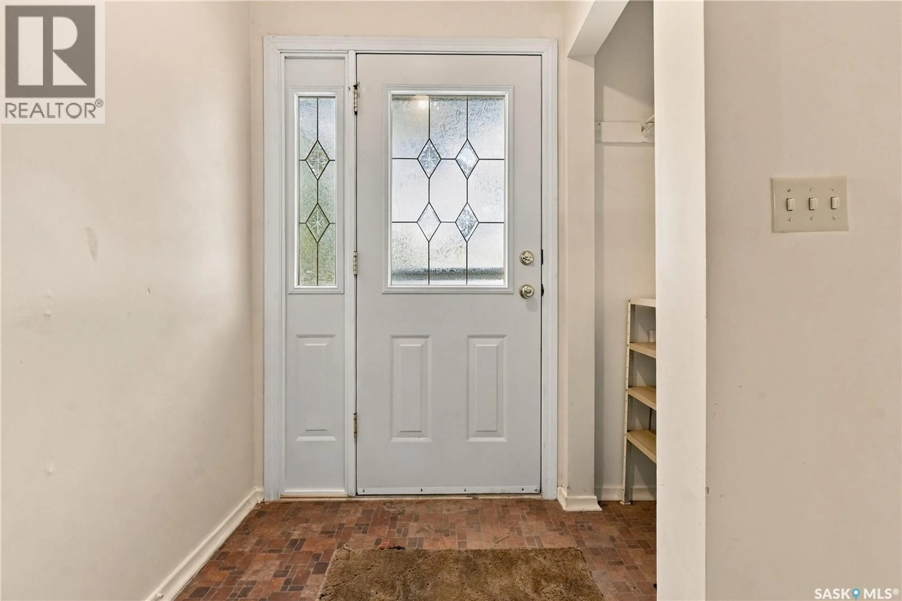 Indoor entryway for 65 BOBOLINK BAY, Regina Saskatchewan S4S4K2