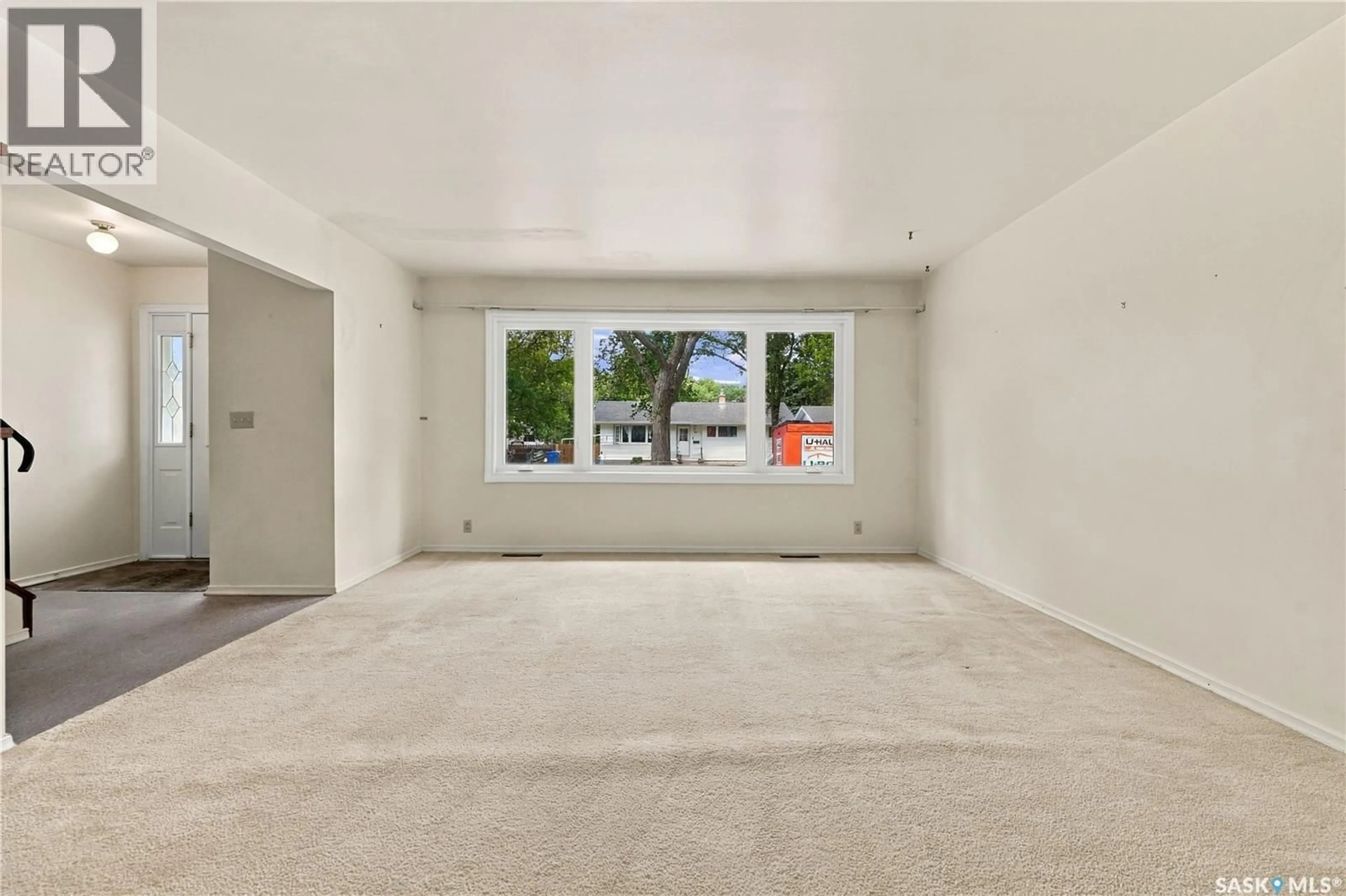 Indoor garage for 65 BOBOLINK BAY, Regina Saskatchewan S4S4K2