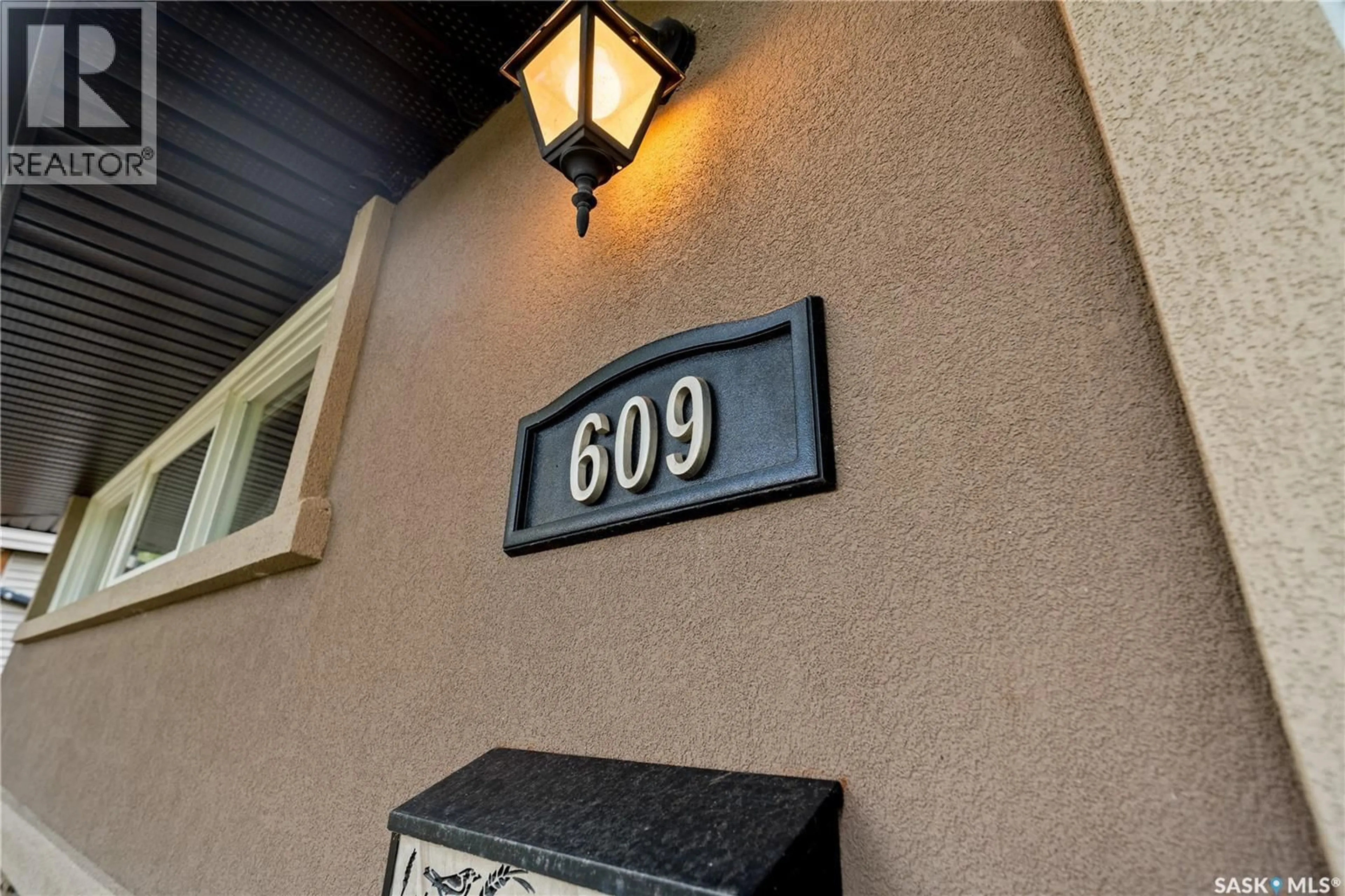 Indoor entryway for 609 18TH AVENUE, Regina Saskatchewan S4N1E6