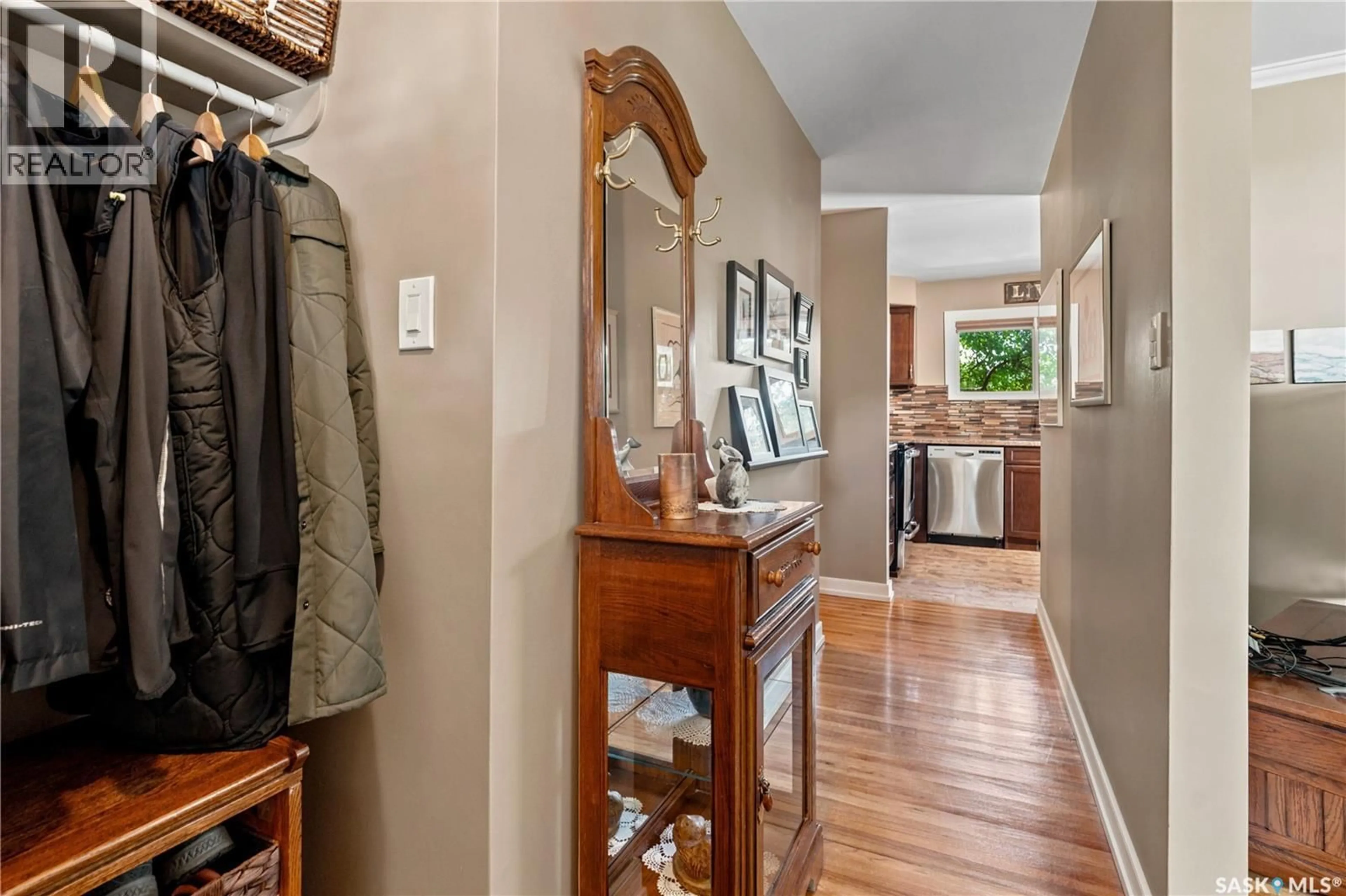 Indoor entryway for 609 18TH AVENUE, Regina Saskatchewan S4N1E6
