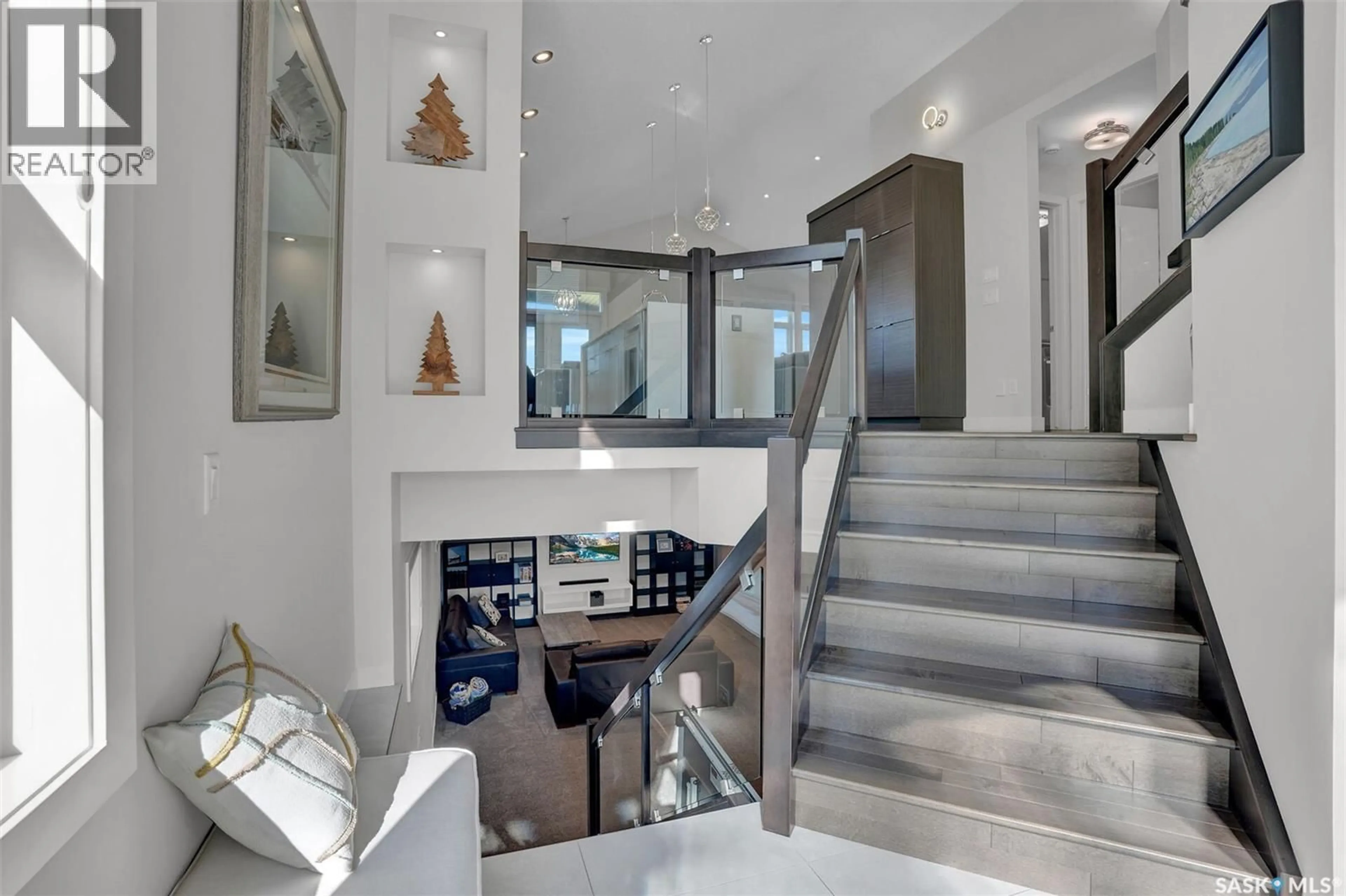 Indoor foyer for 5253 SNOWBIRDS CRESCENT, Regina Saskatchewan S4W0H4