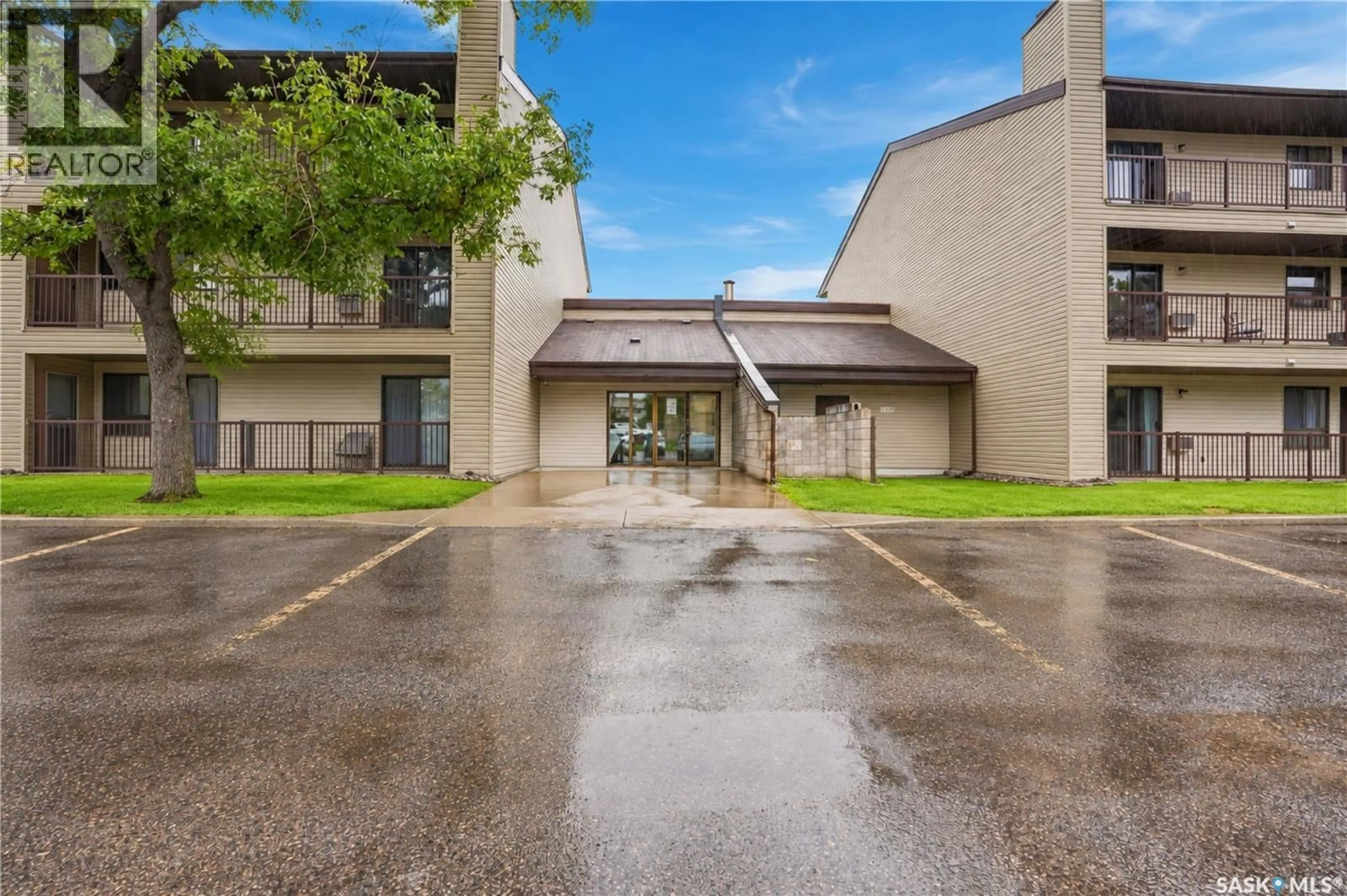 Indoor foyer for B - 4040 8TH STREET, Saskatoon Saskatchewan S7H5L4